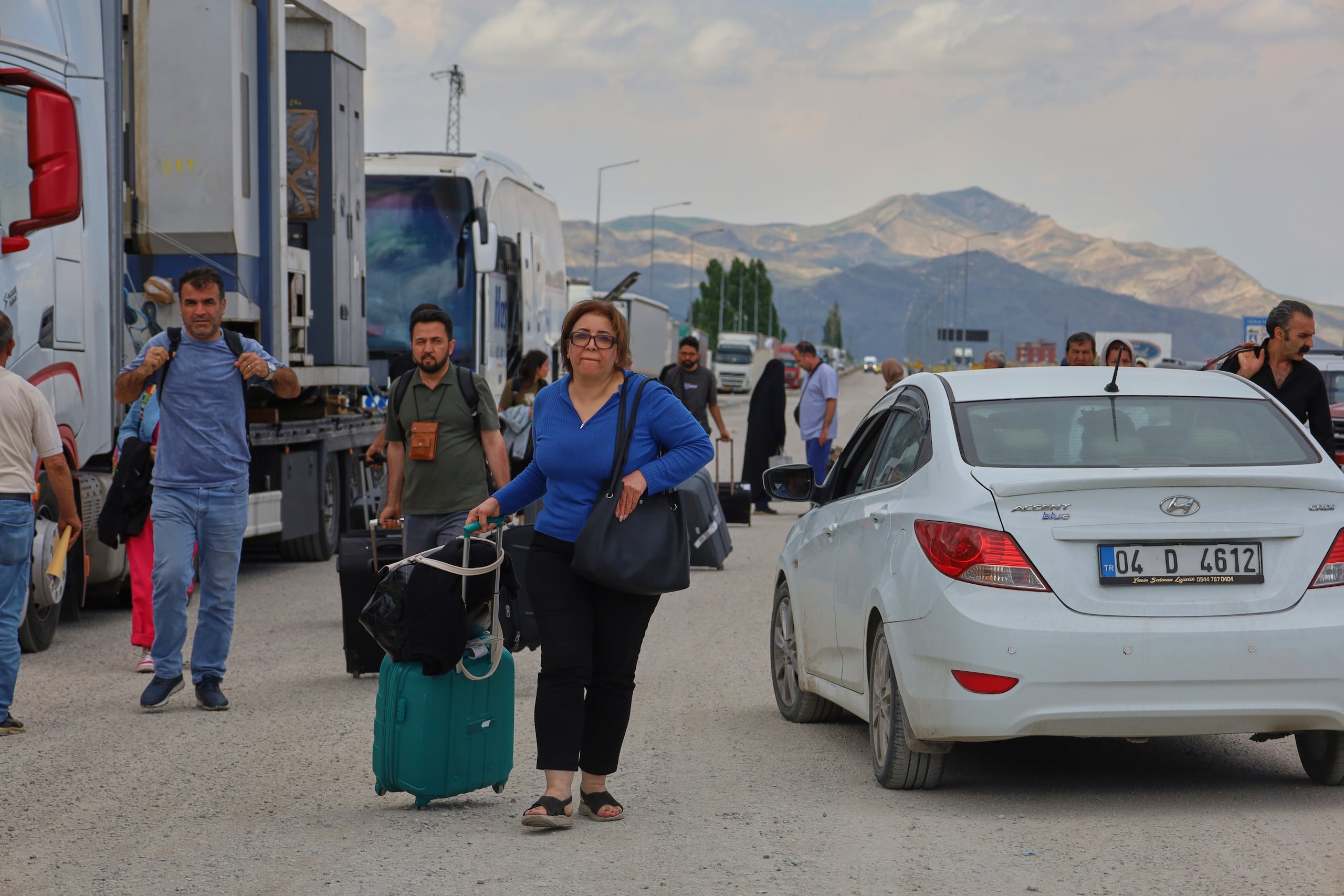 Iraníes llegan a un cruce fronterizo en Gurbulak, Turquía, el lunes 16 de junio de 2025. (AP Foto/Kadir Cesur)