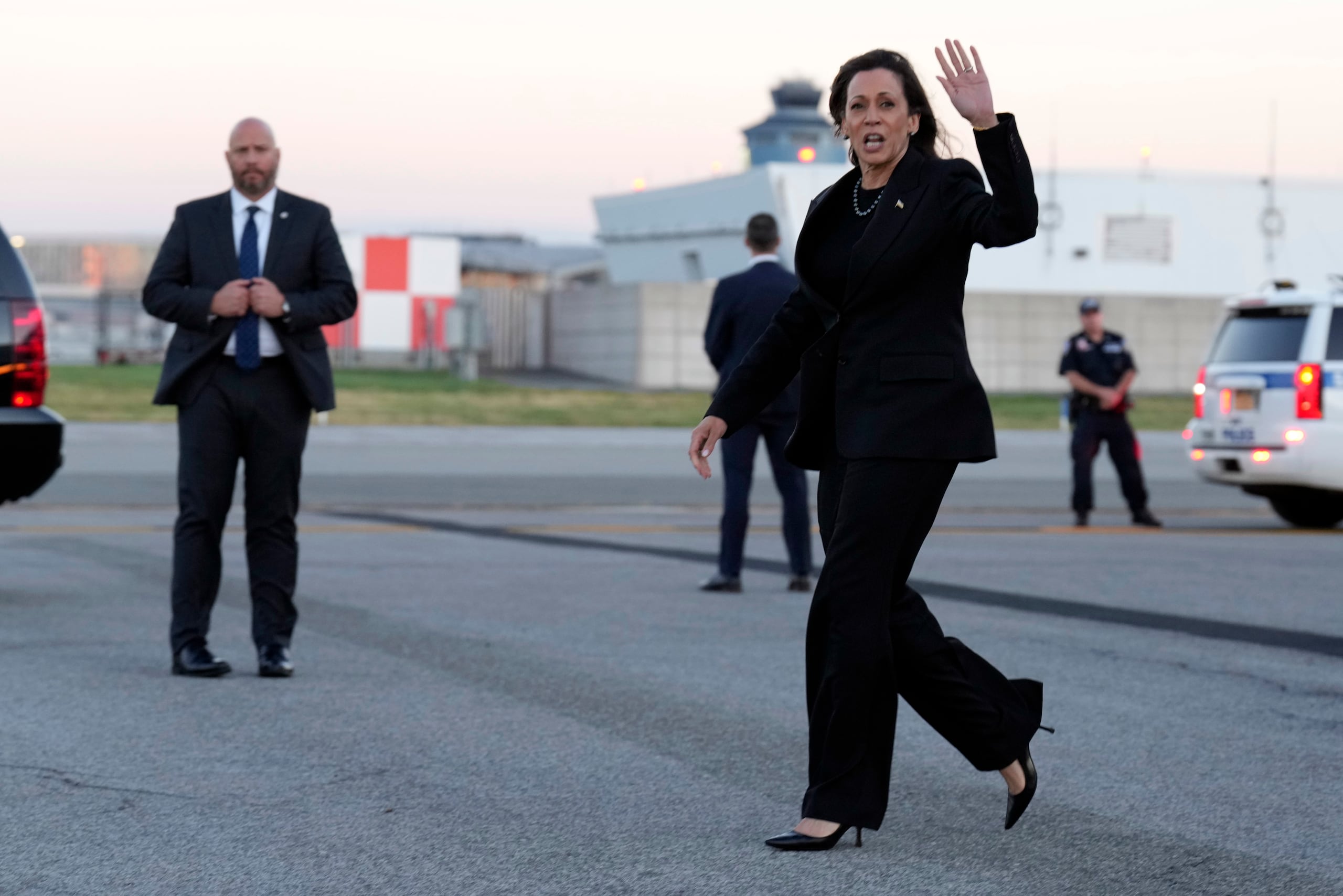 Harris dijo que "la realidad es que FEMA tiene tantos recursos que están disponibles para la gente que los necesita desesperadamente ahora.