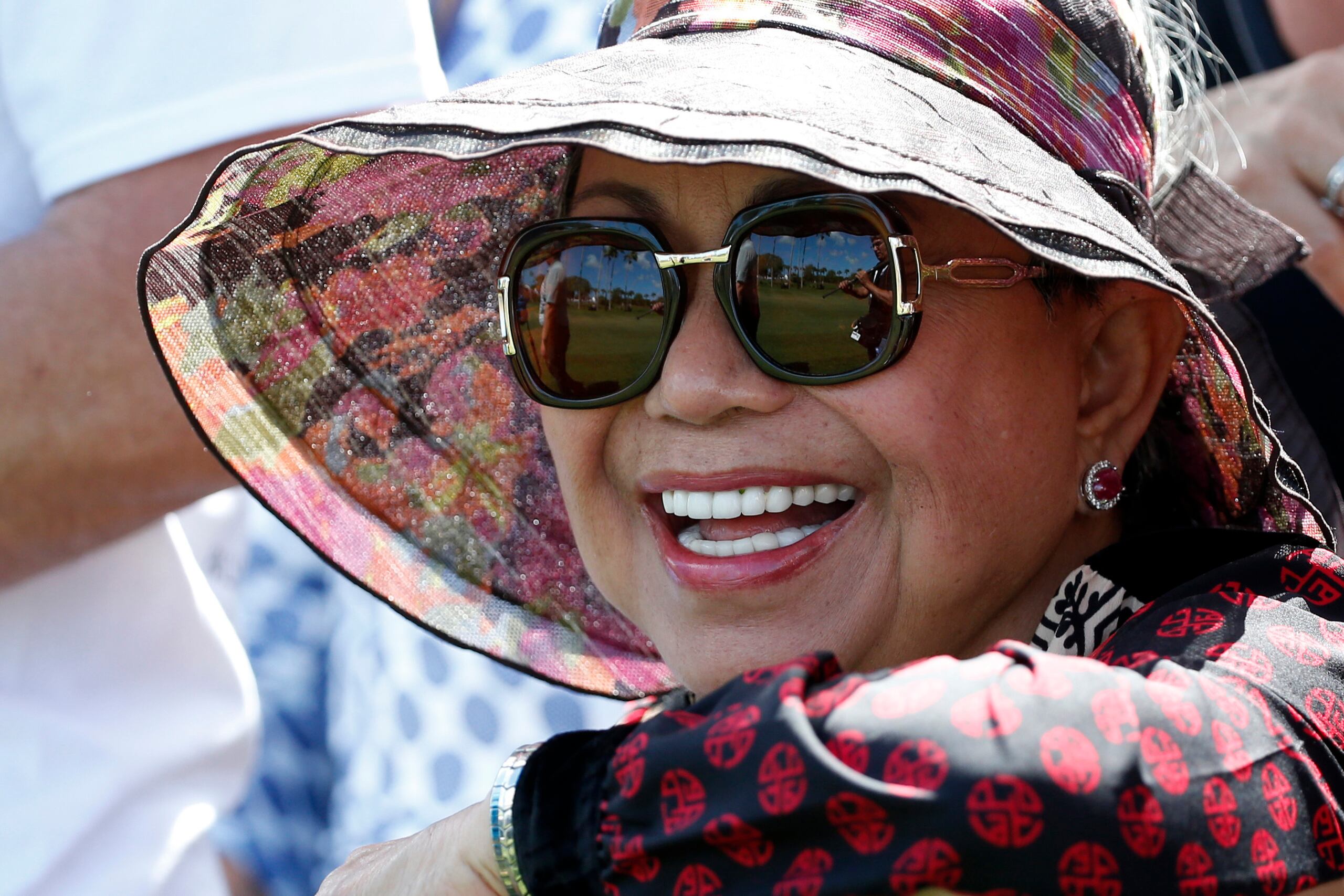 Kultida Woods, la madre de Tiger Woods, observa cómo su hijo juega en el tercer hoyo durante la tercera ronda del torneo de golf Honda Classic, el sábado 24 de febrero de 2018 en Palm Beach Gardens, Florida.