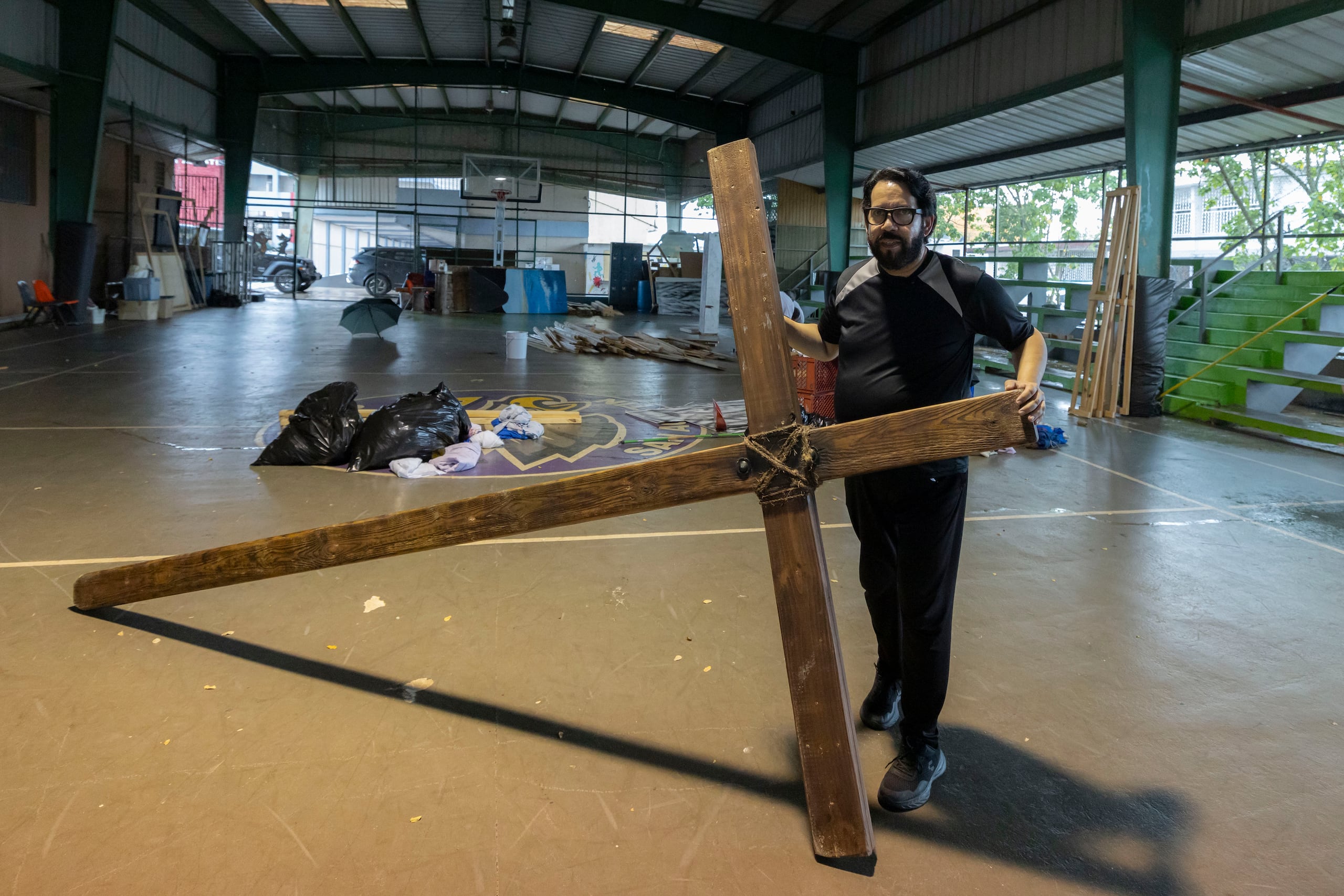 El sacristán Iván Santana, uno de los organizadores de la procesión, muestra la Cruz.