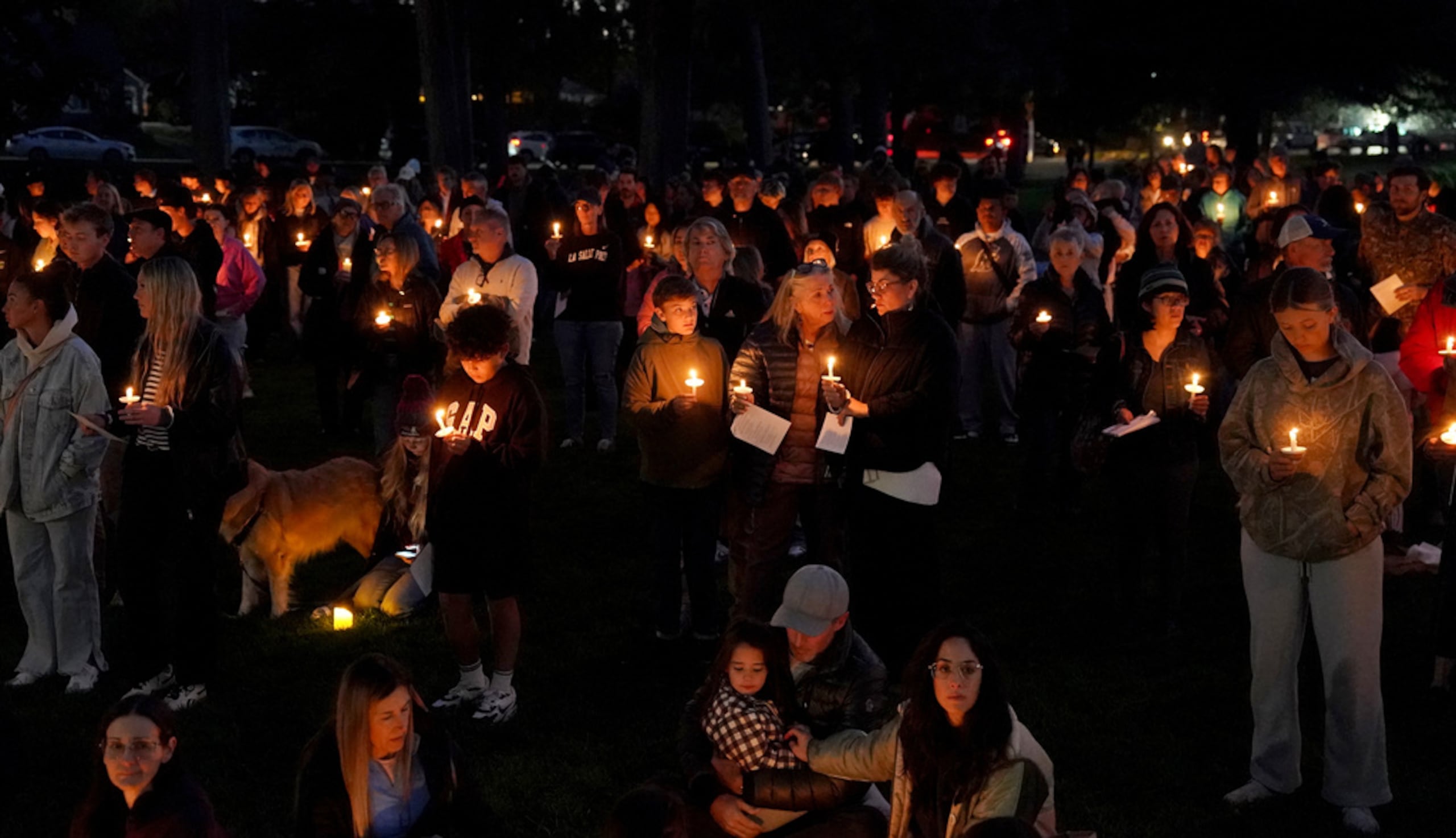 Personas se reúnen en una vigilia con velas en el parque Drake en Bend, Oregón tras el tiroteo.