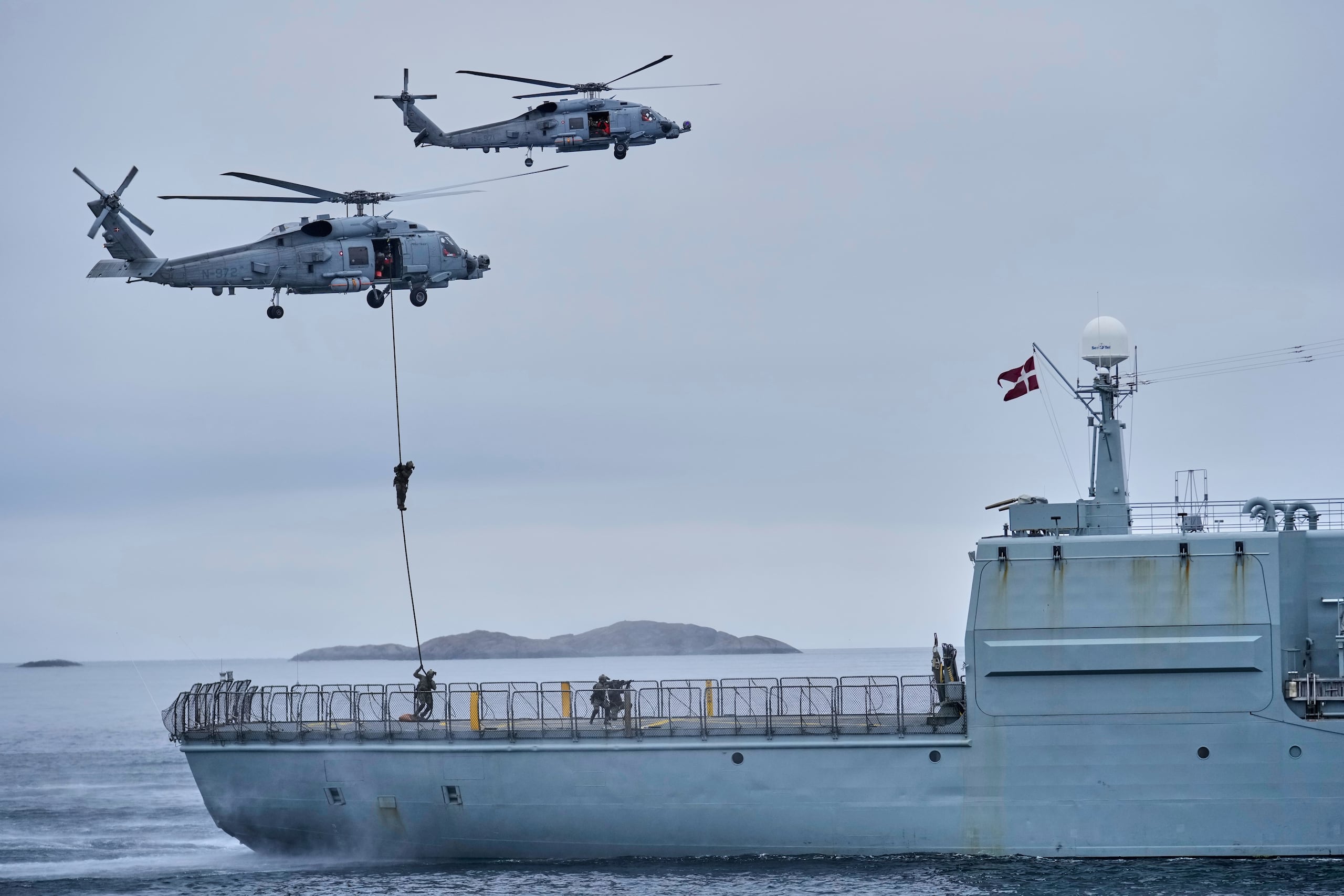 Fuerzas militares danesas participan en un ejercicio con cientos de tropas de varios miembros europeos de la OTAN en el Océano Ártico en Nuuk, Groenlandia, el lunes 15 de septiembre de 2025. (Foto AP/Ebrahim Noroozi, archivo)