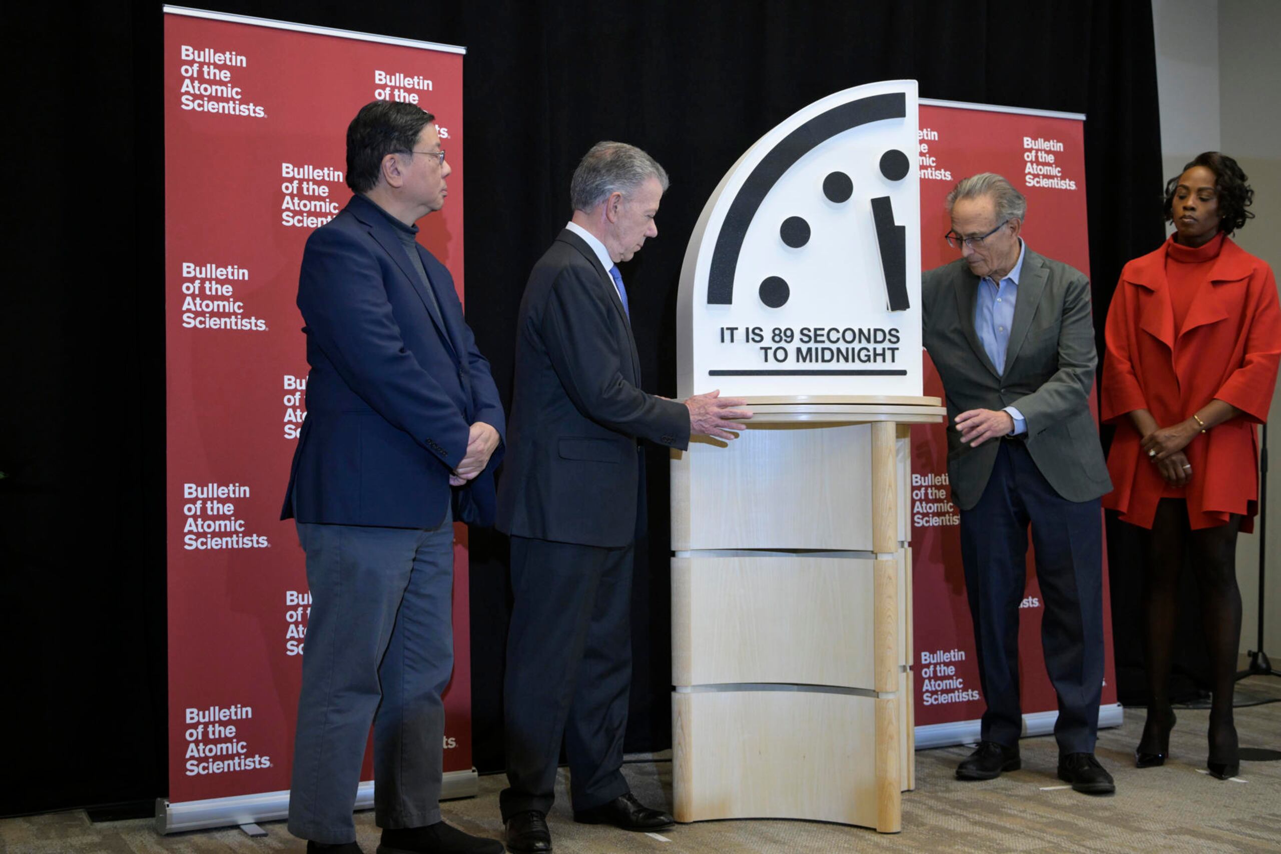 Los miembros del Boletín de Científicos Atómicos, Herb Lin, Robert Socolow y Suzet McKinney, y el expresidente colombiano Juan Manuel Santos participan en una conferencia de prensa para anunciar el "reloj del juicio final" celebrada el martes en el Instituto de Paz de los Estados Unidos en Washington.