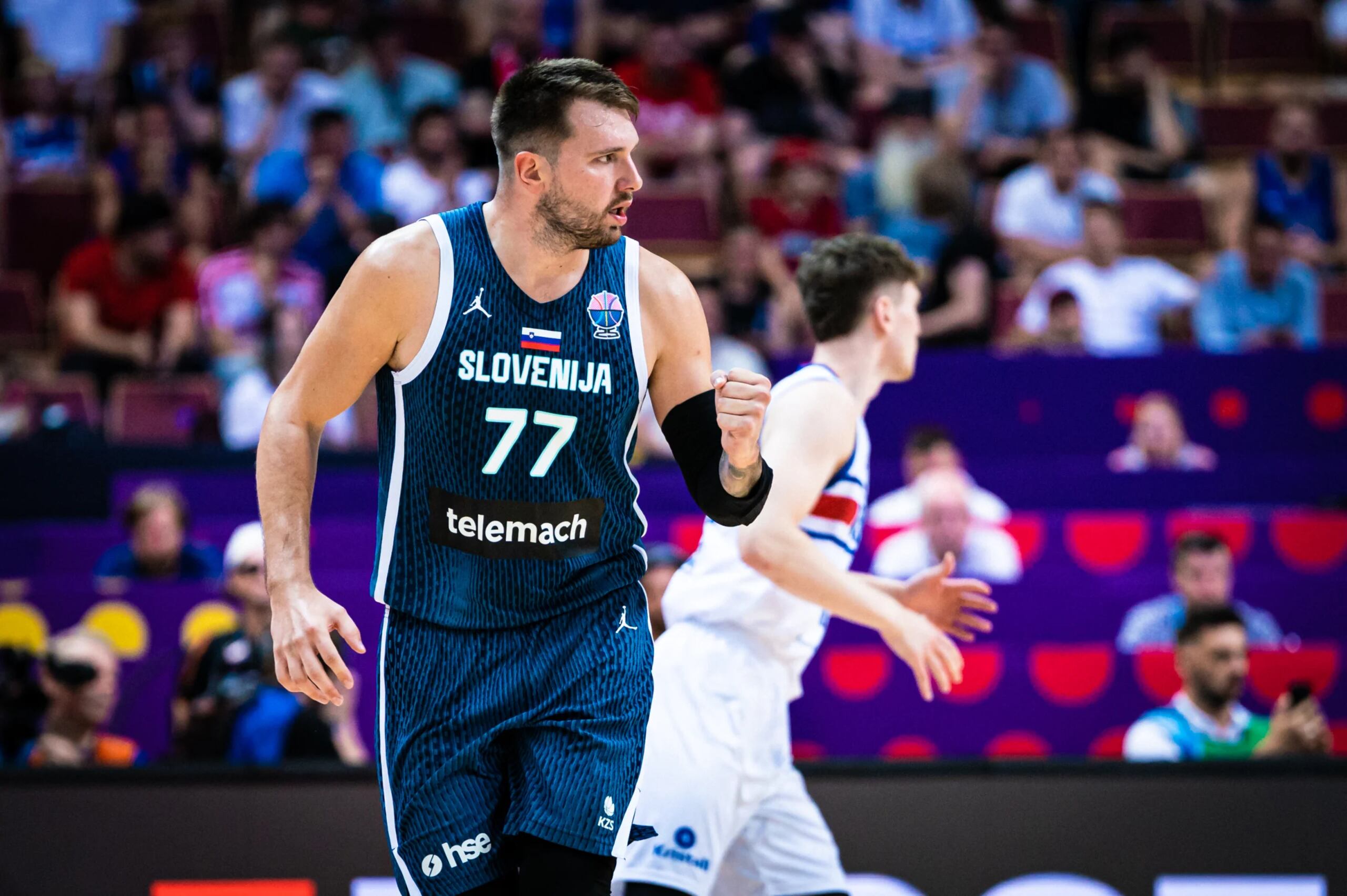 Luka Doncic celebra un canasto durante un juego entre Eslovenia e Islandia en el Eurobasket.