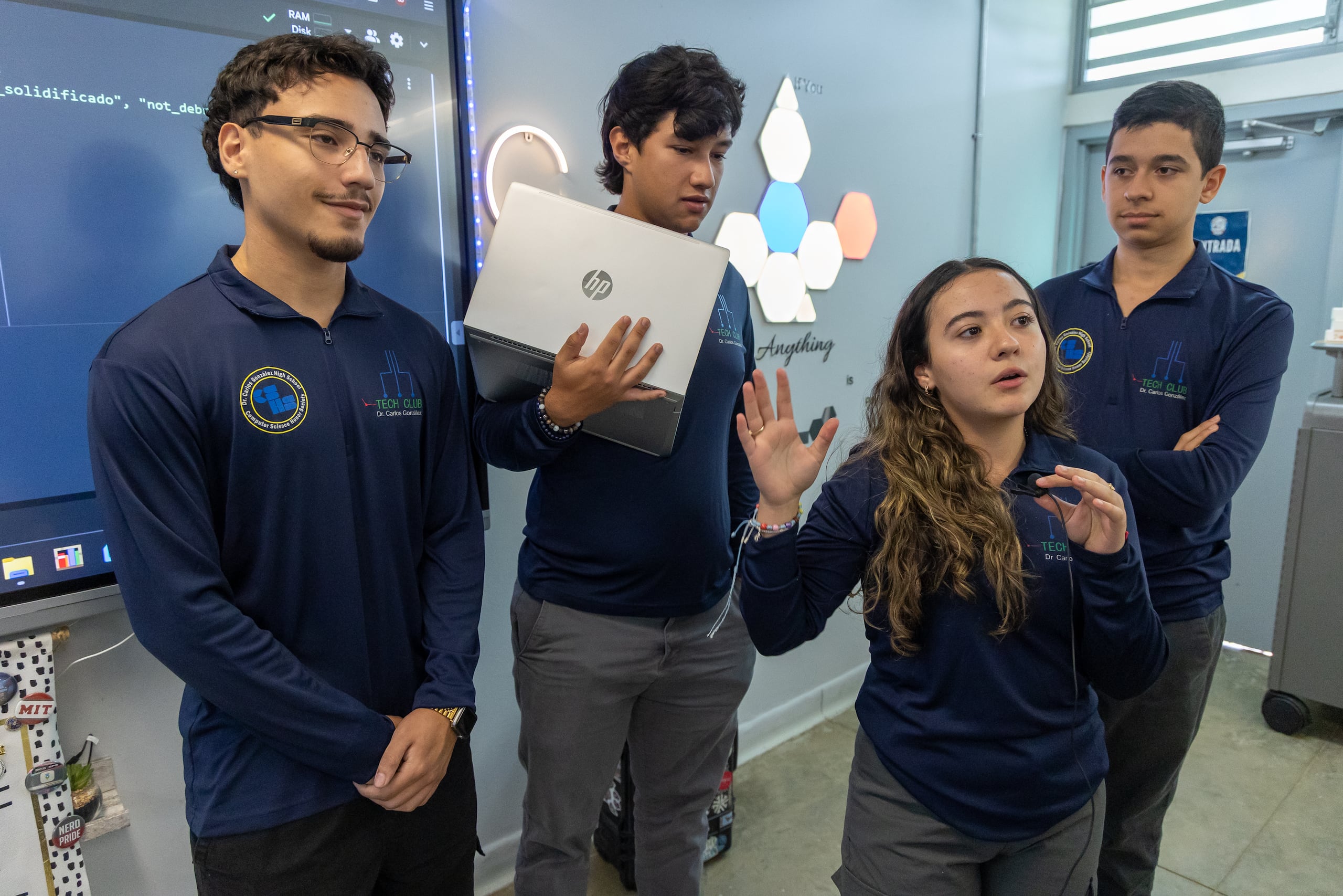 Giuliano Villarrubia, Diego Rivera Rivera, Lianys Hernández Rivera y Jose Varela Duarte, del proyecto SaveOrbit AI.