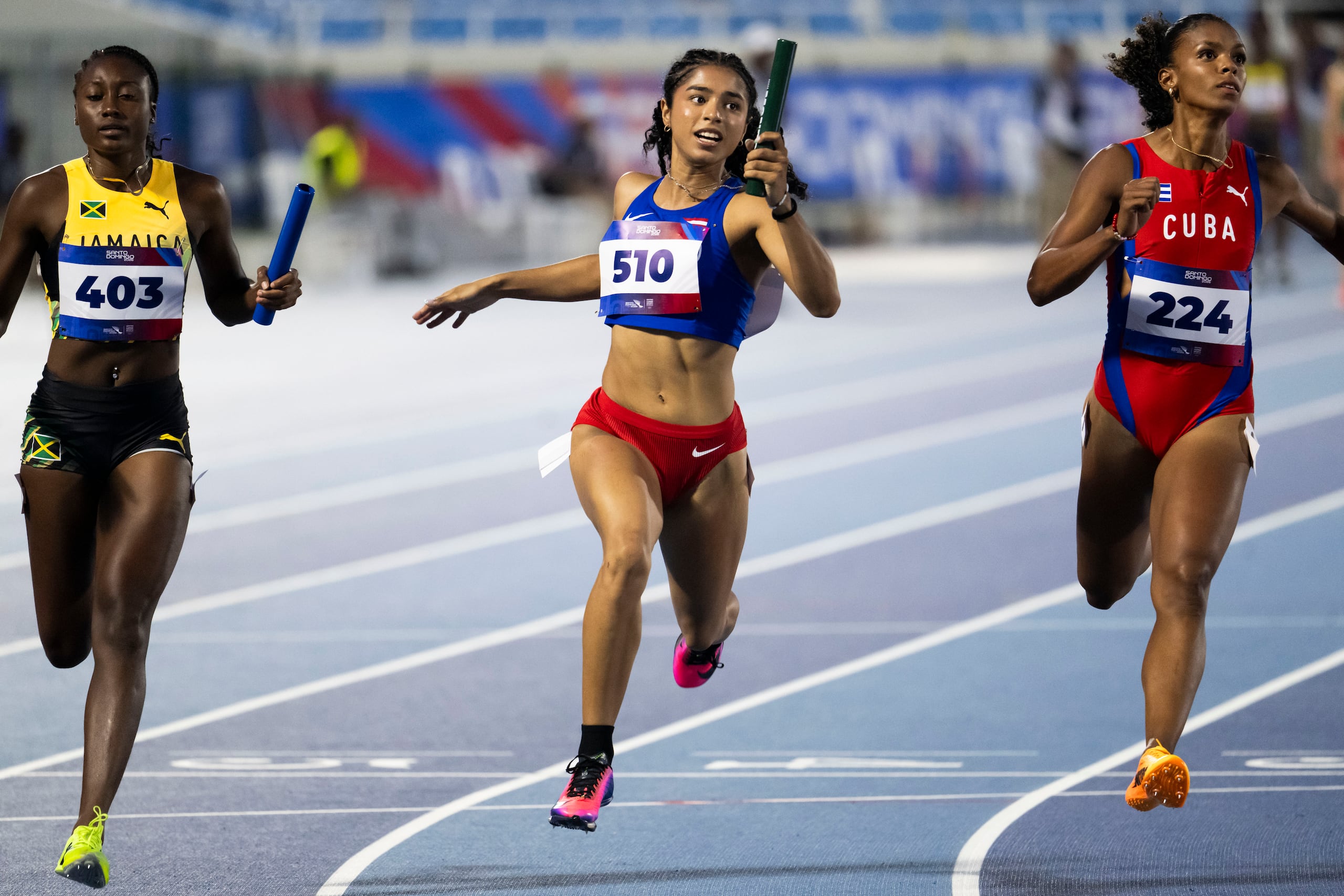Frances Colón, al centro, en el relevo 4x100.