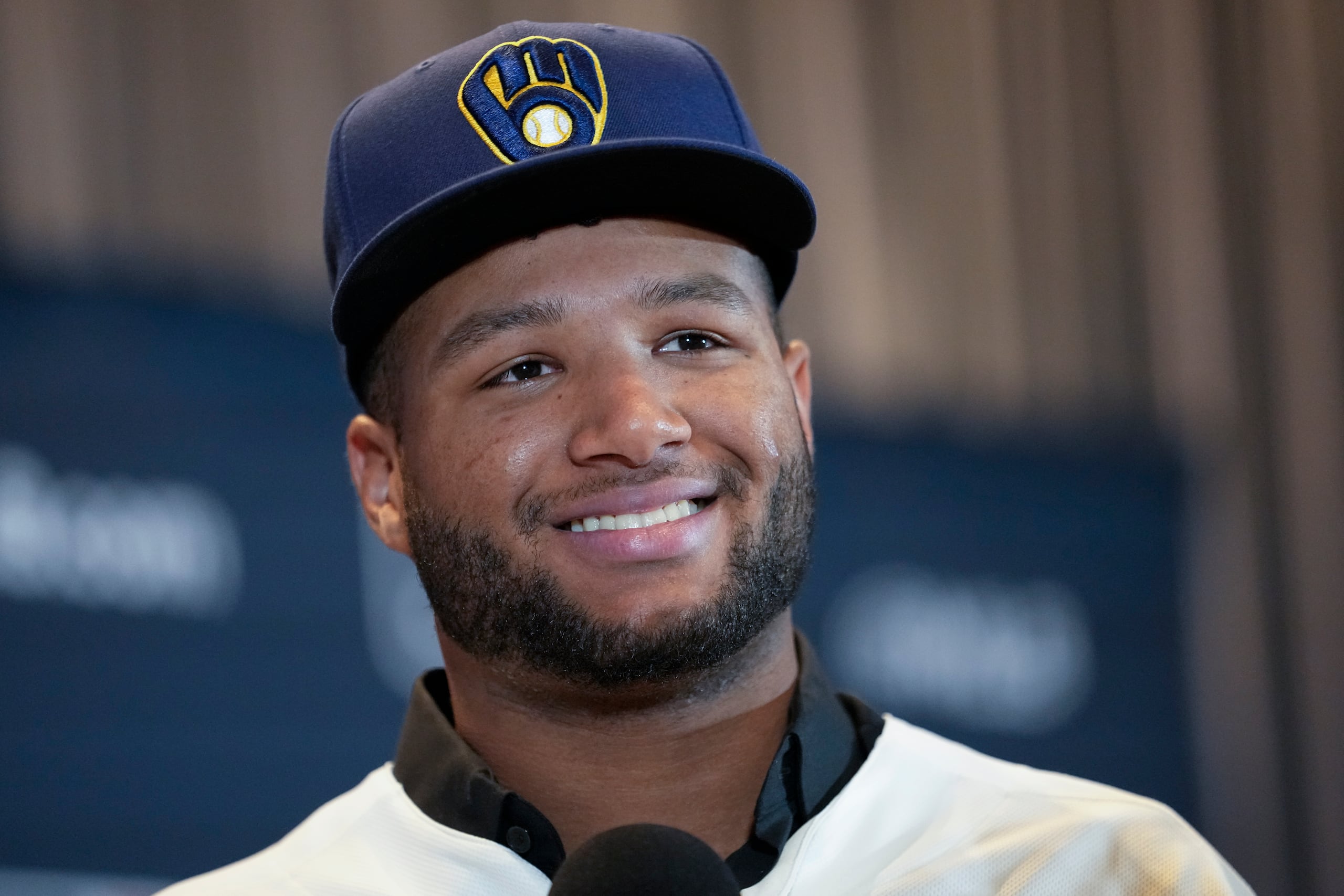 El jardinero de los Cerveceros de Milwaukee, Jackson Chourio, aparece aquí durante una rueda de prensa en las reuniones de invierno de las Grandes Ligas hoy lunes, 4 de diciembre, en Nashville, Tennessee.