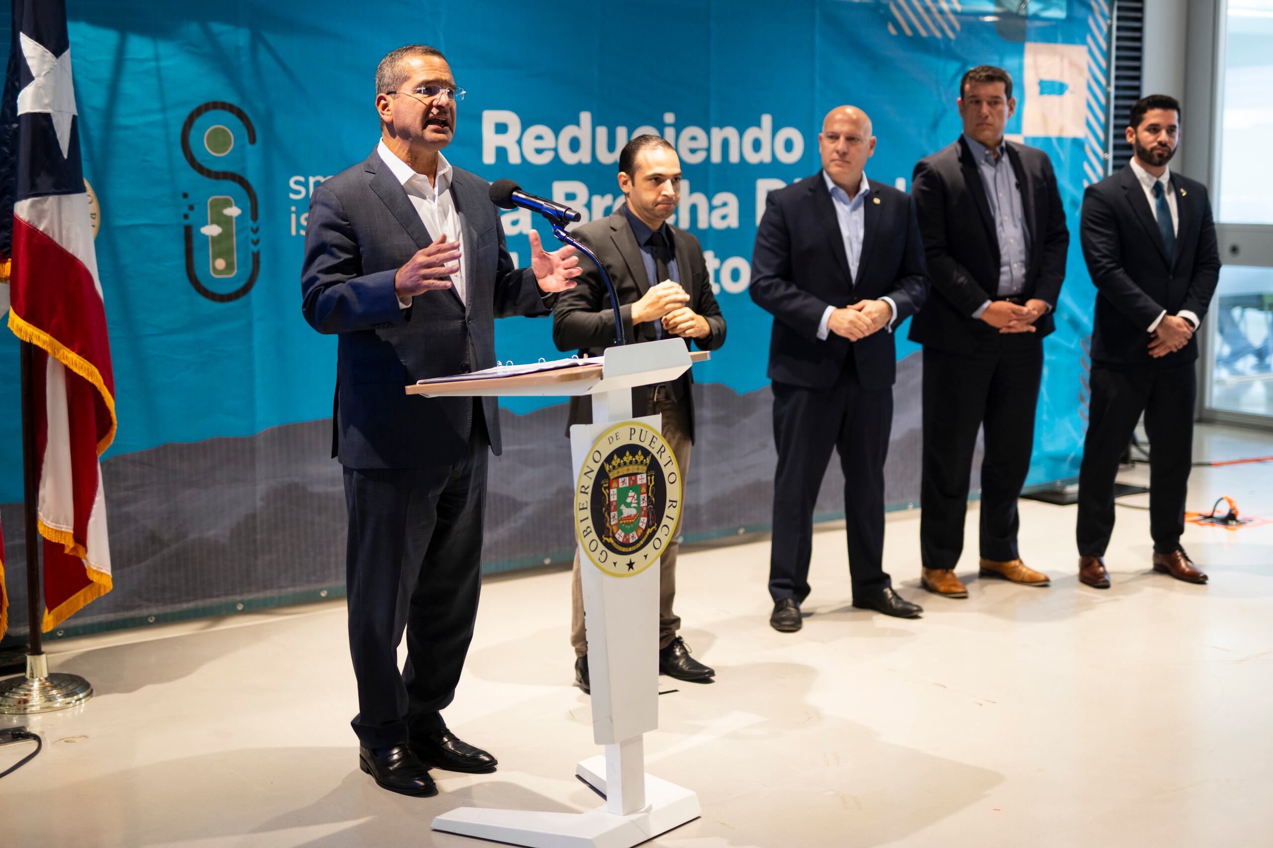 Pedro Pierluisi explicó que los fondos serán asignados a 10 proveedores de internet de toda la Isla para que puedan adquirir generadores eléctricos, placas solares y baterías, para que aseguren el servicio sin interrupciones en caso de una emergencia.