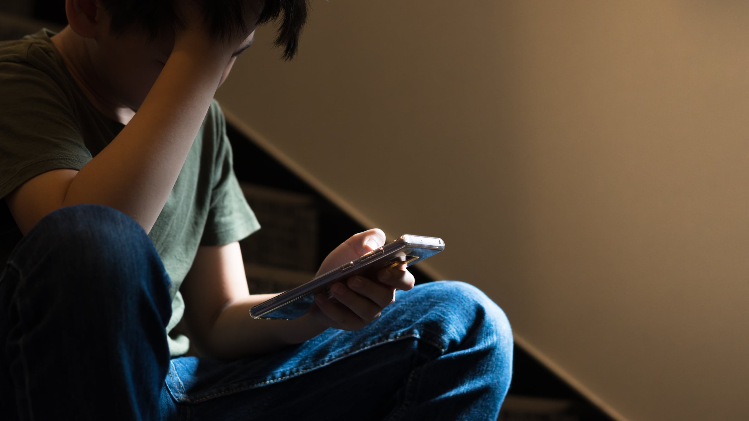 El condenado utilizó su dispositivo celular, redes sociales y plataformas de comunicación para comunicarse de forma sexualmente explícita mediante texto, imágenes fijas, vídeos y notas de voz.
