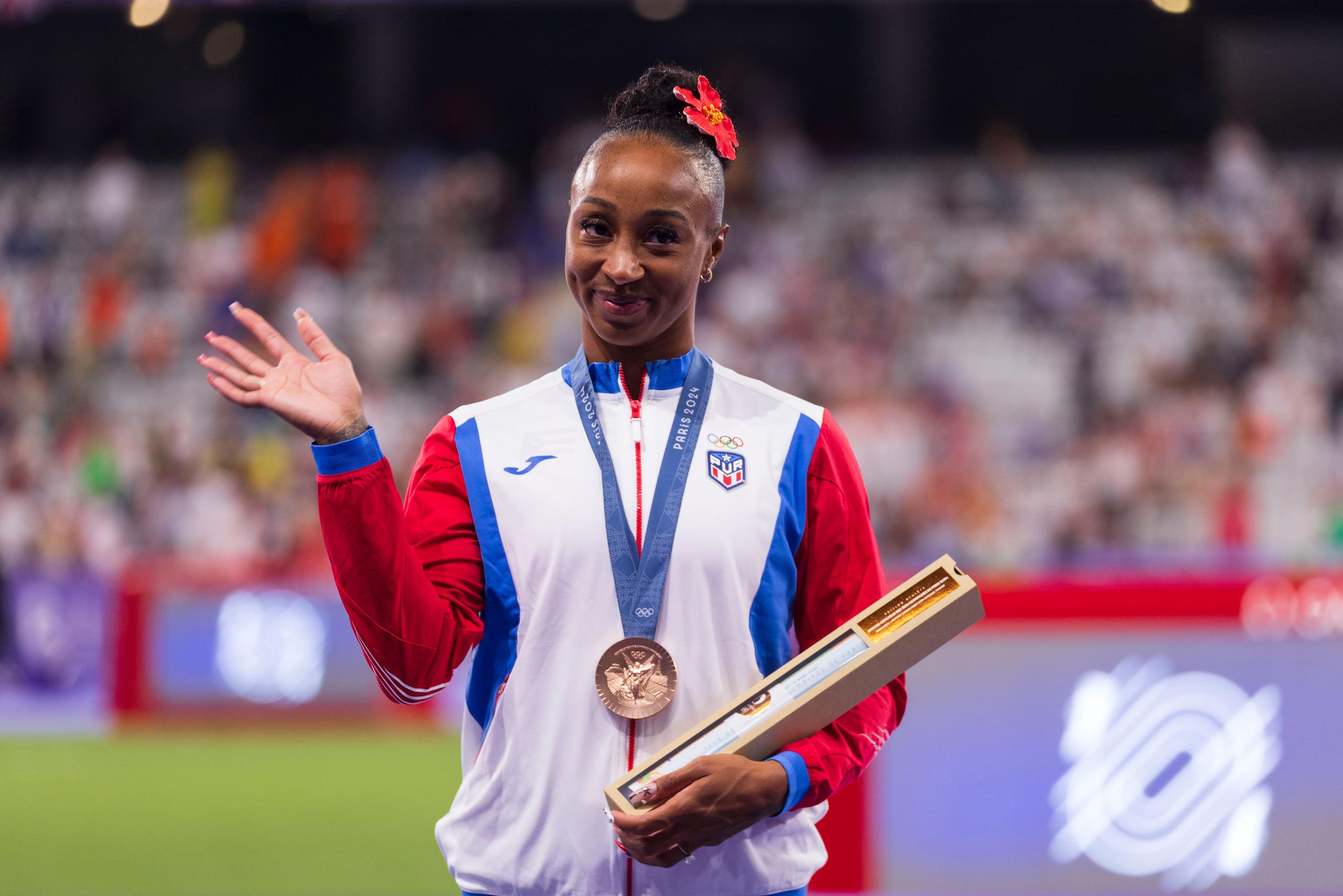 Jasmine Camacho Quinn posa con su medalla de bronce en los Juegos Olímpicos de París 2024.