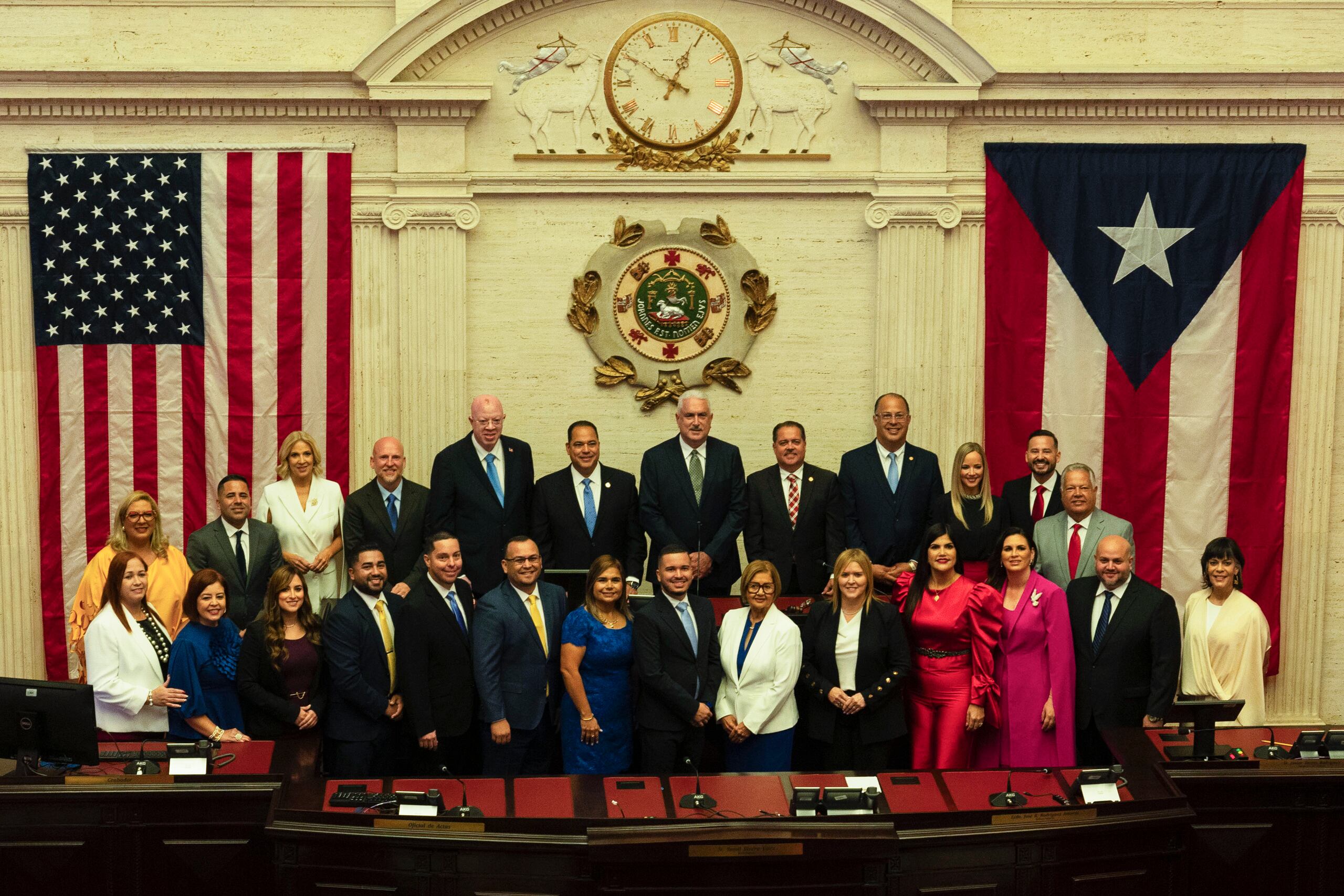 En el Senado, juraron 26 senadores. Restan por juramentar Adrián González, del PIP, y el senador independiente Eliezer Molina Pérez.
