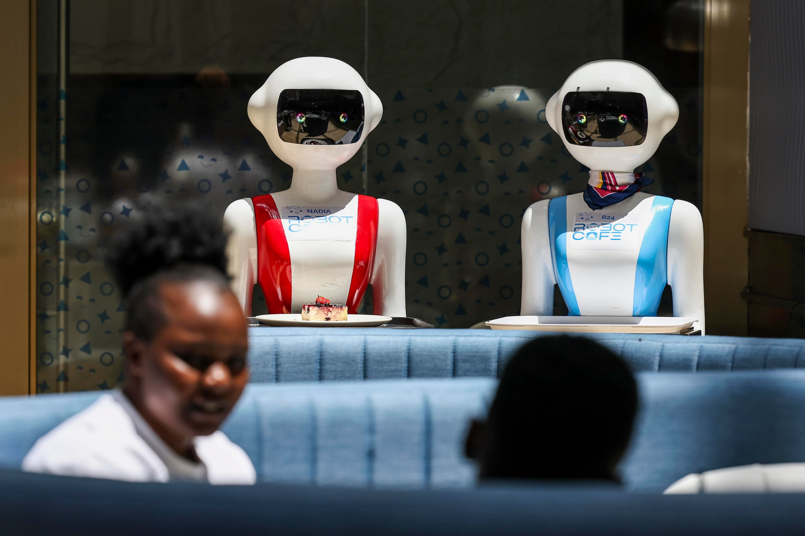 El funcionamiento de los tres robots facilita las tareas del personal y su principal cometido es tanto acercar el producto a la mesa del comensal, como acortar el tiempo de espera del cliente para recibir su encargo.
