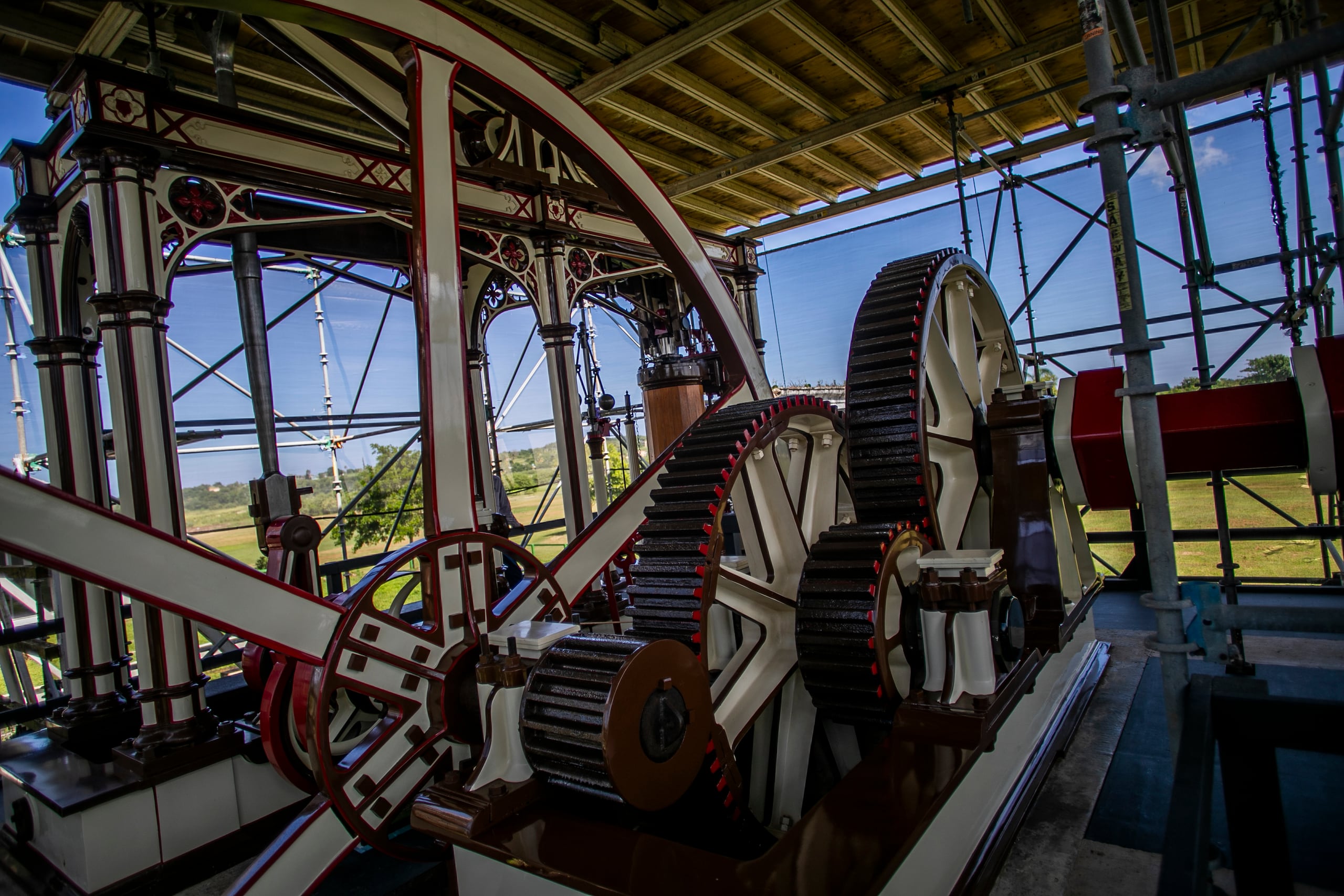 En el antiguo ingenio cañero todavía subsiste un trapiche impulsado a vapor que movía la molienda de caña de la Hacienda.