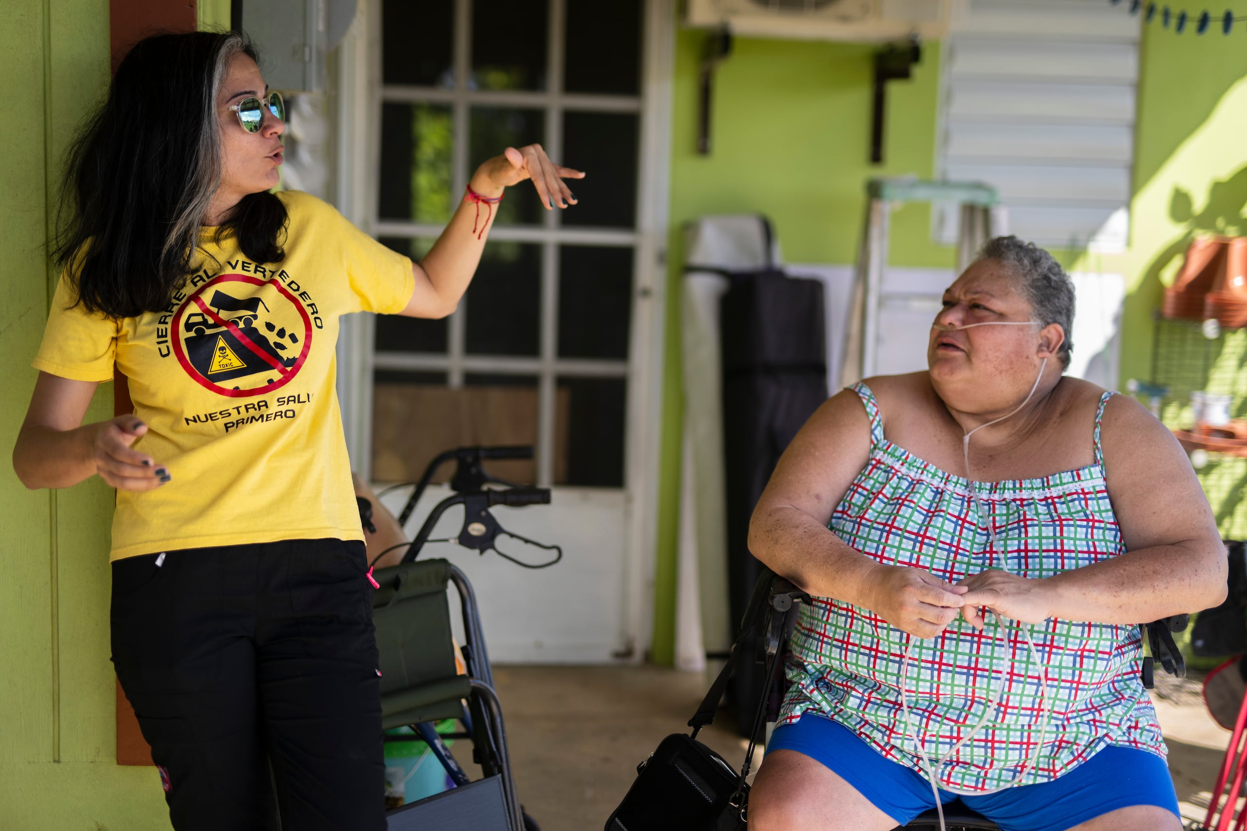 Vivian Díaz Montalvo, líder ambientalista vecina del área, junto a Sandra Asencio.