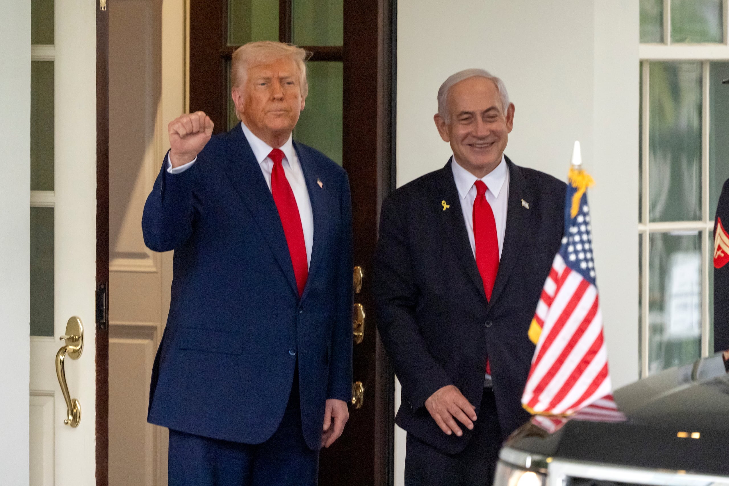 El presidente de Estados Unidos, Donald Trump, a la izquierda, junto al primer ministro de Israel, Benjamin Netanyahu, en el Ala Oeste de la Casa Blanca, el 7 de abril de 2025 en Washington. (AP Foto/Mark Schiefelbein, Archivo)