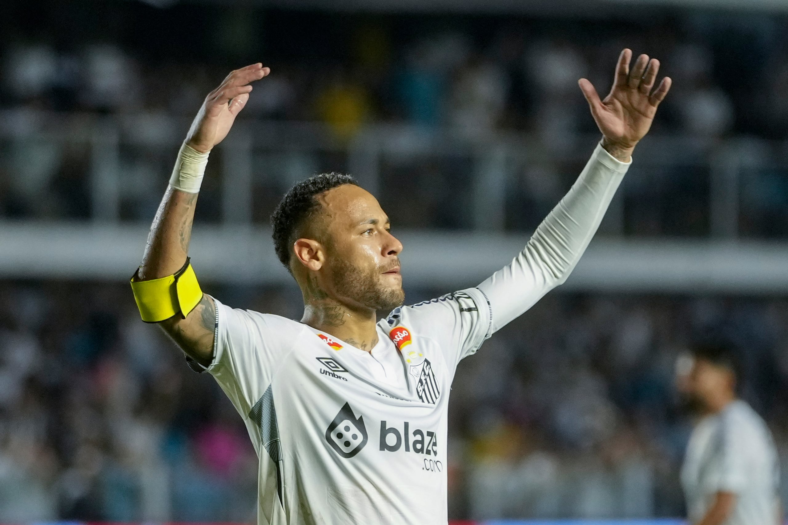 Neymar alza los brazos durante el partido que marcó su regreso a Santos, ante Botafogo SP en la liga paulista, el miércoles 5 de febrero de 2025.