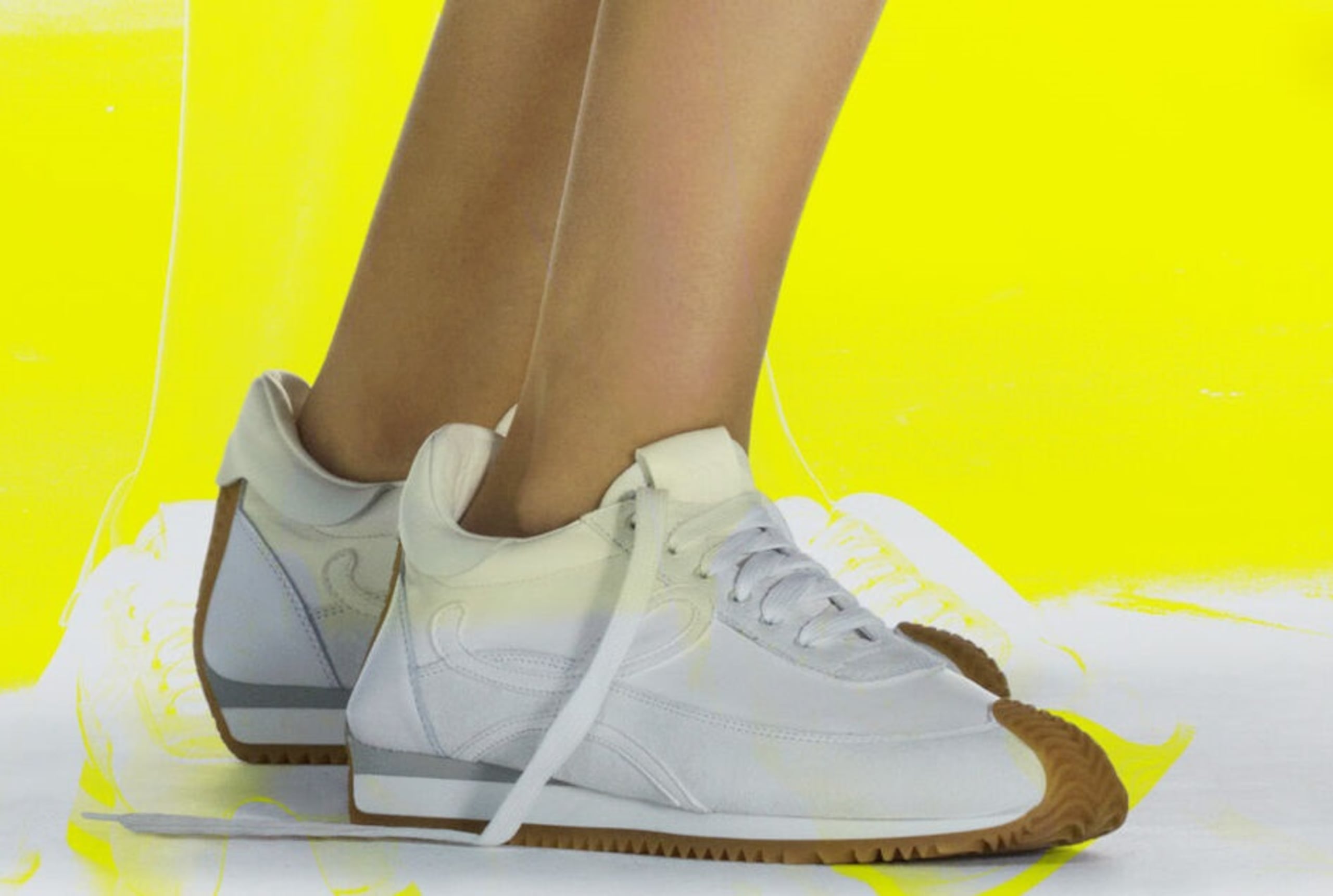 Los tenis blancos están muy de moda pero debes mantenerlos inmaculados. (Foto: WGSN)