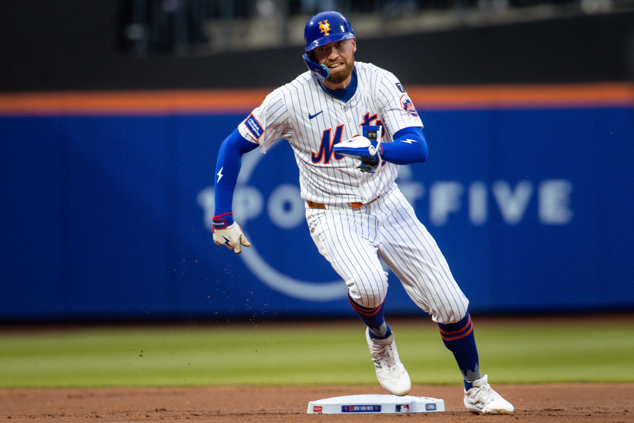 Brandon Nimmo, de los Mets de Nueva York, regresa a la inicial al pensar que un hit de su compañero Juan Soto fue out en el juego del martes 27 de mayo de 2025, ante los White Sox.