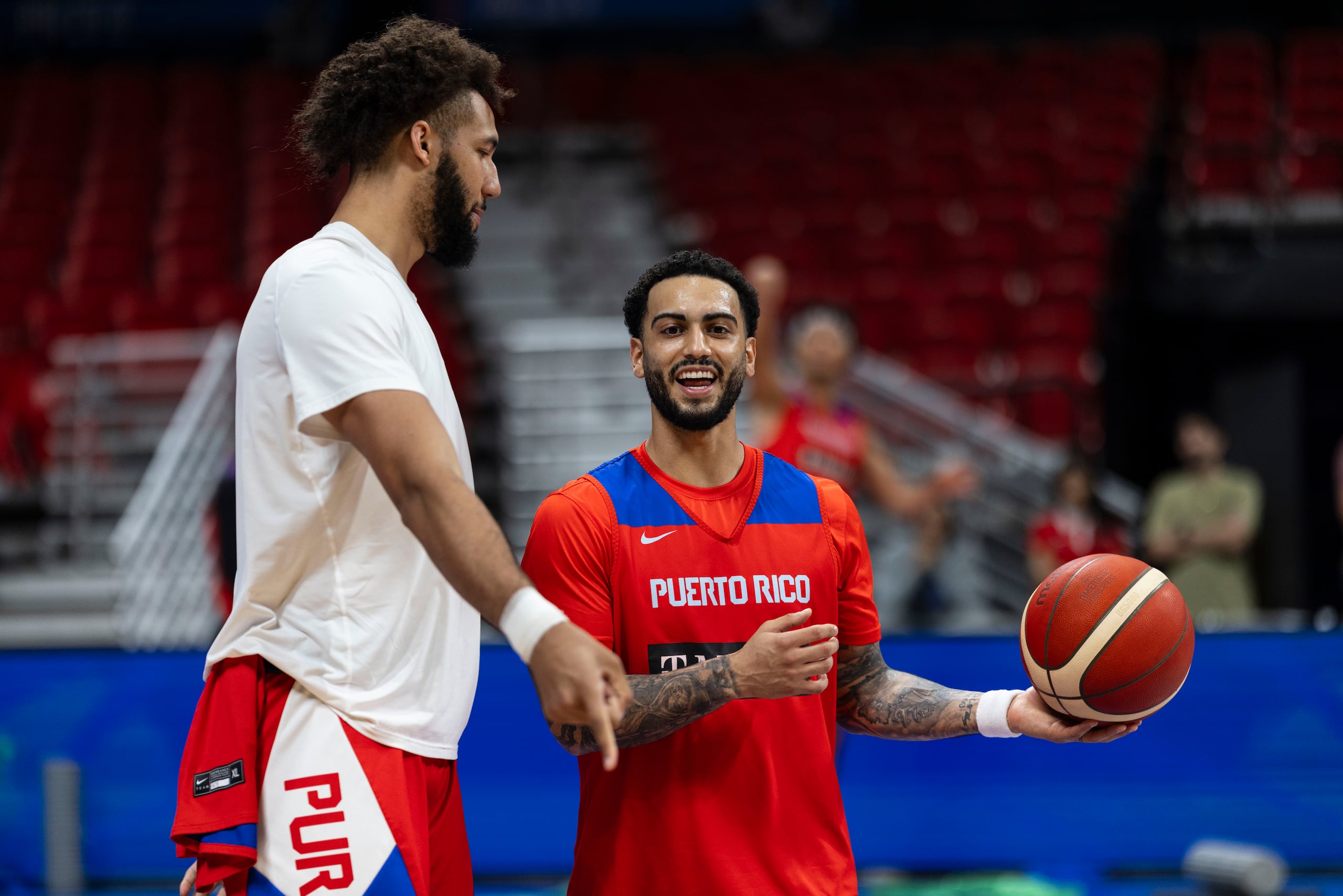 Markus Howard junto a George Conditt IV en una práctica en el Coliseo Roberto Clemente antes de la tercera y última ventana clasificatoria al AmeriCup 2025.