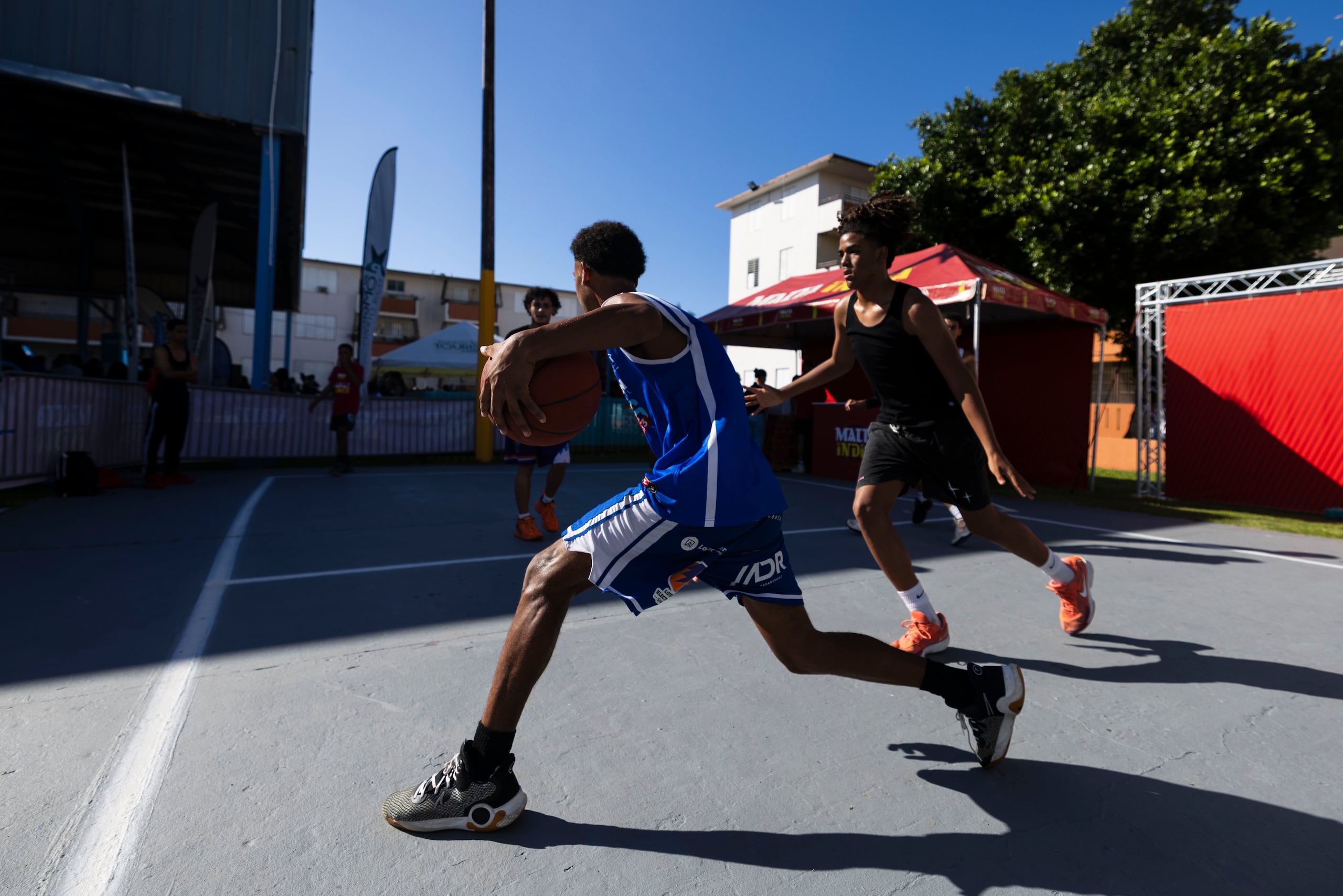 Jóvenes del residencial Luis Llorens Torres durante las clínicas de baloncesto organizadas por VRDG Entertainment y la NBA.