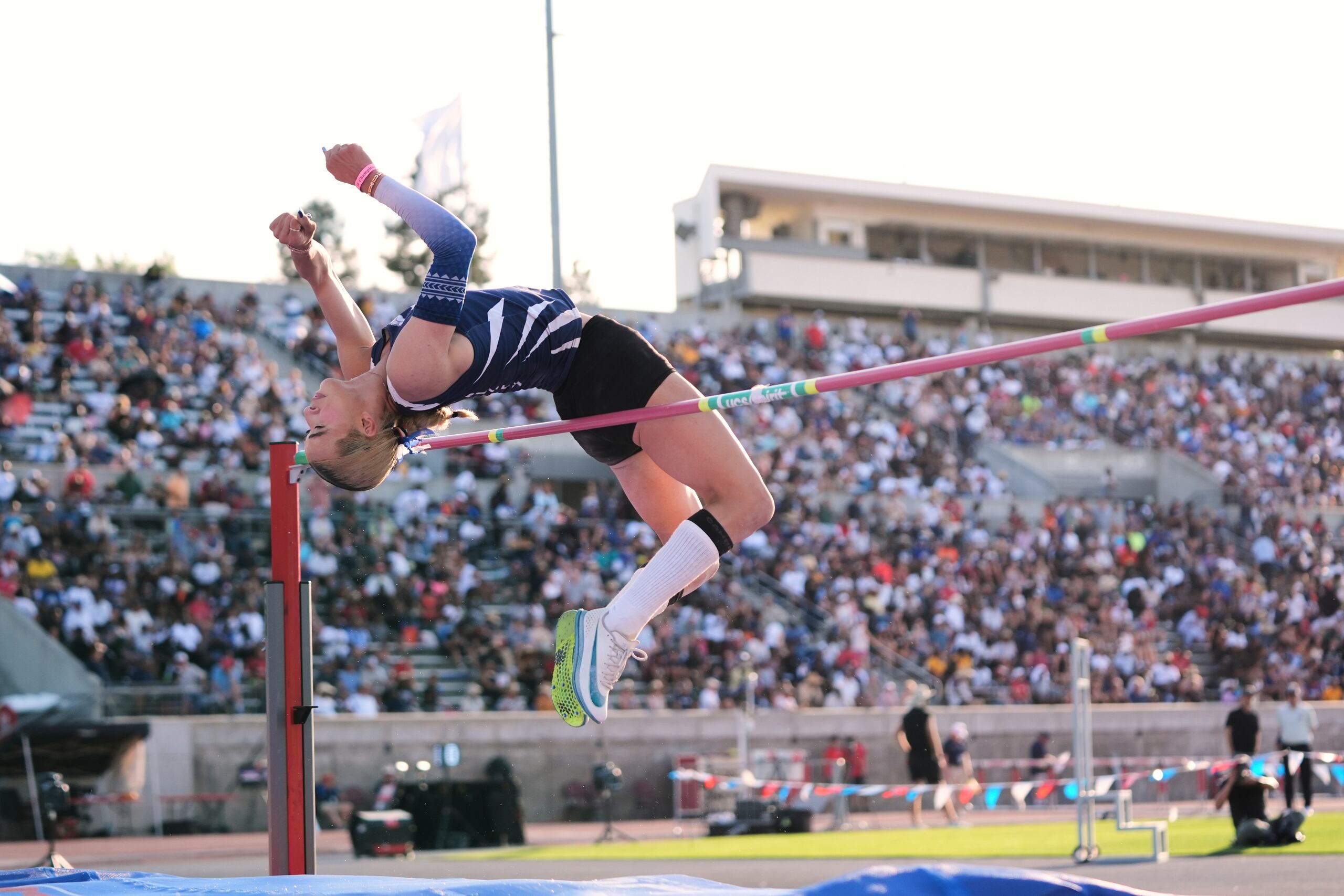 AB Hernández, atleta transgénero, compite en el salto de altura en los campeonatos de atletismo de California en Clovis, el sábado 31 de mayo de 2025.