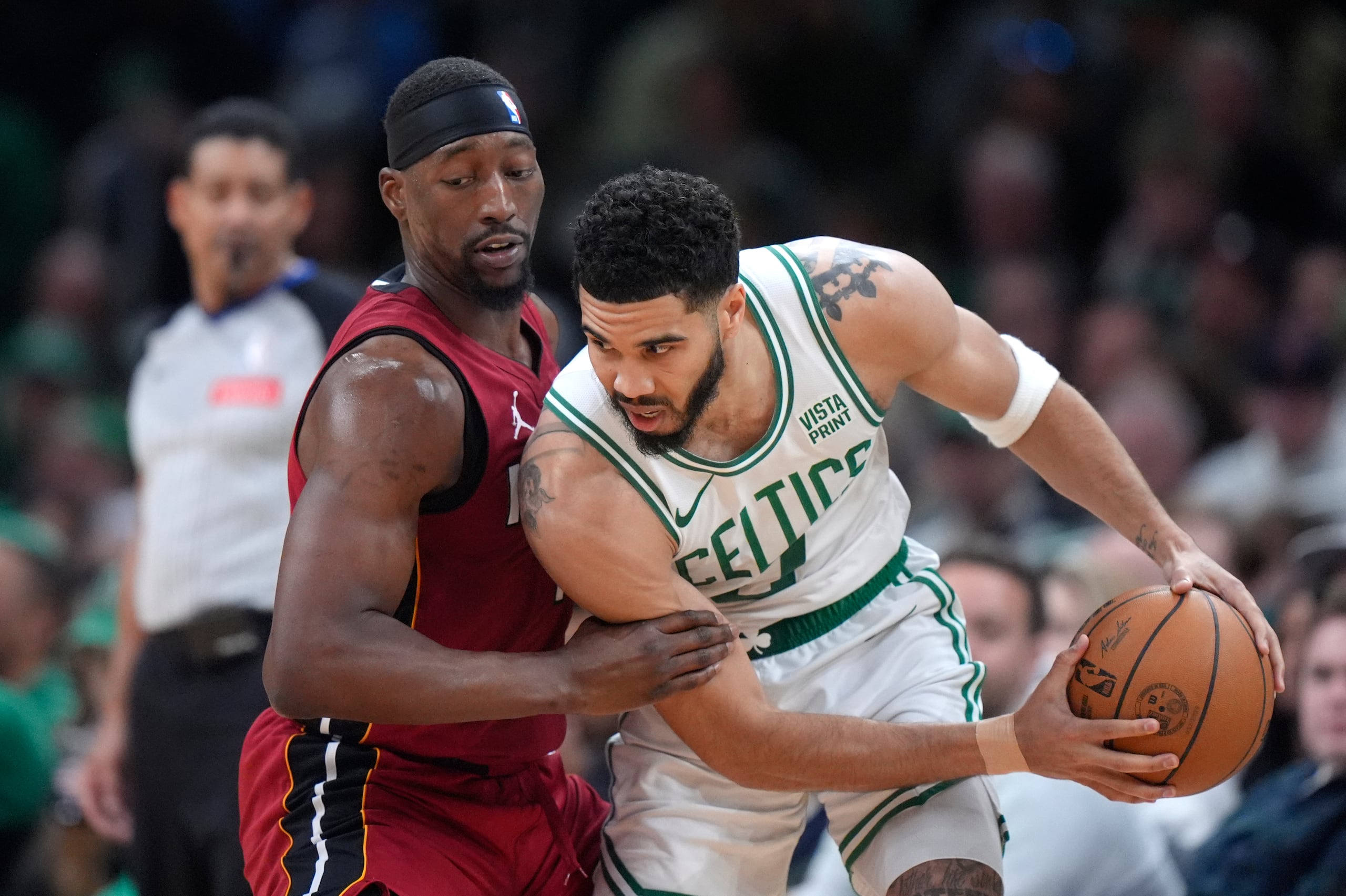 El centro del Heat, Bam Adebayo, a la izquierda, intenta detener a Jayson Tatum.