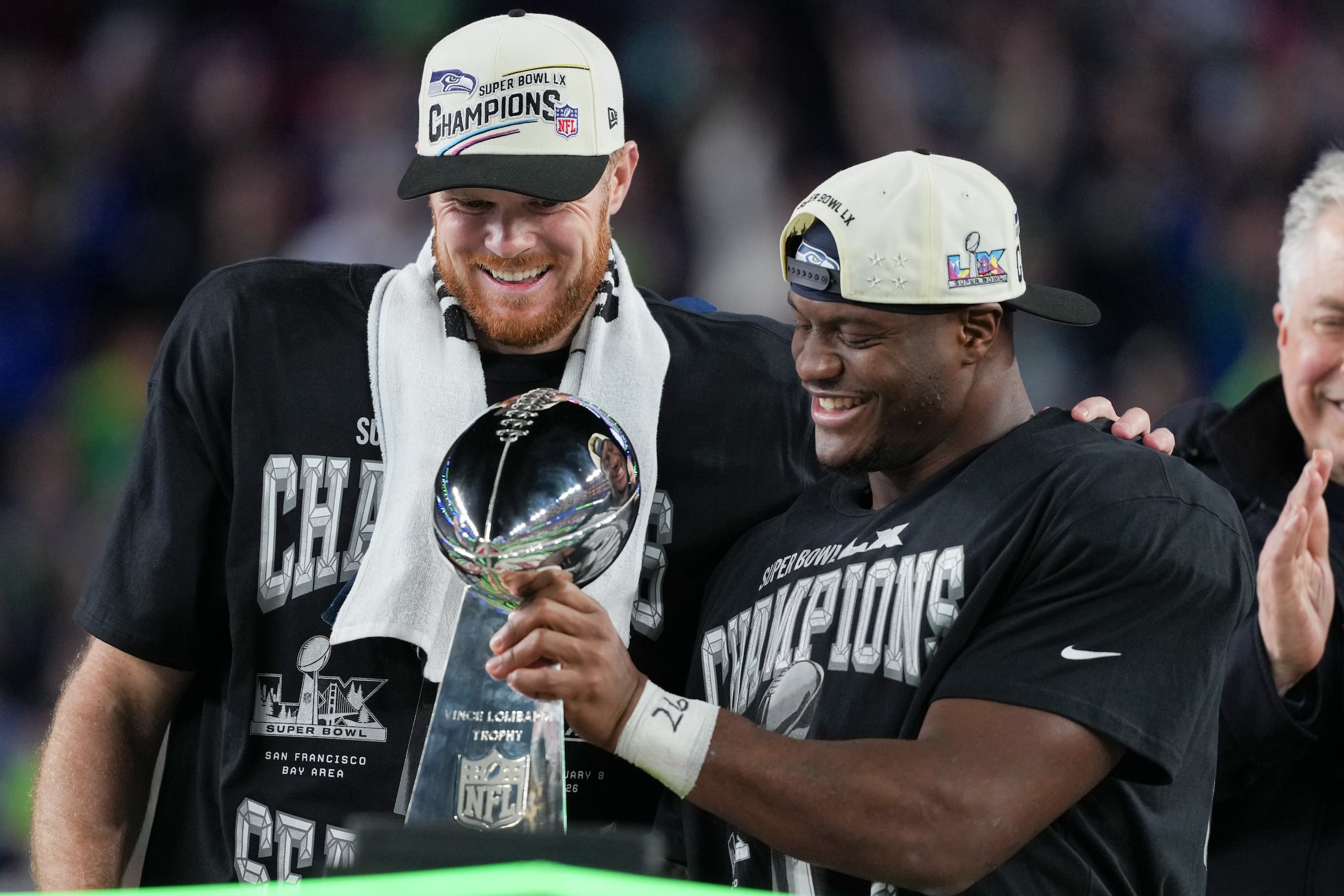 El quarterback Sam Darnold (izquierda) y running back Kenneth Walker III de los Seahawks de Seattle celebran con el Trofeo Lombardi tras la victoria ante los Patriots de Nueva Inglaterra en el Super Bowl, el domingo 8 de febrero de 2026, en Santa Clara, California. (AP Foto/Matt Slocum)