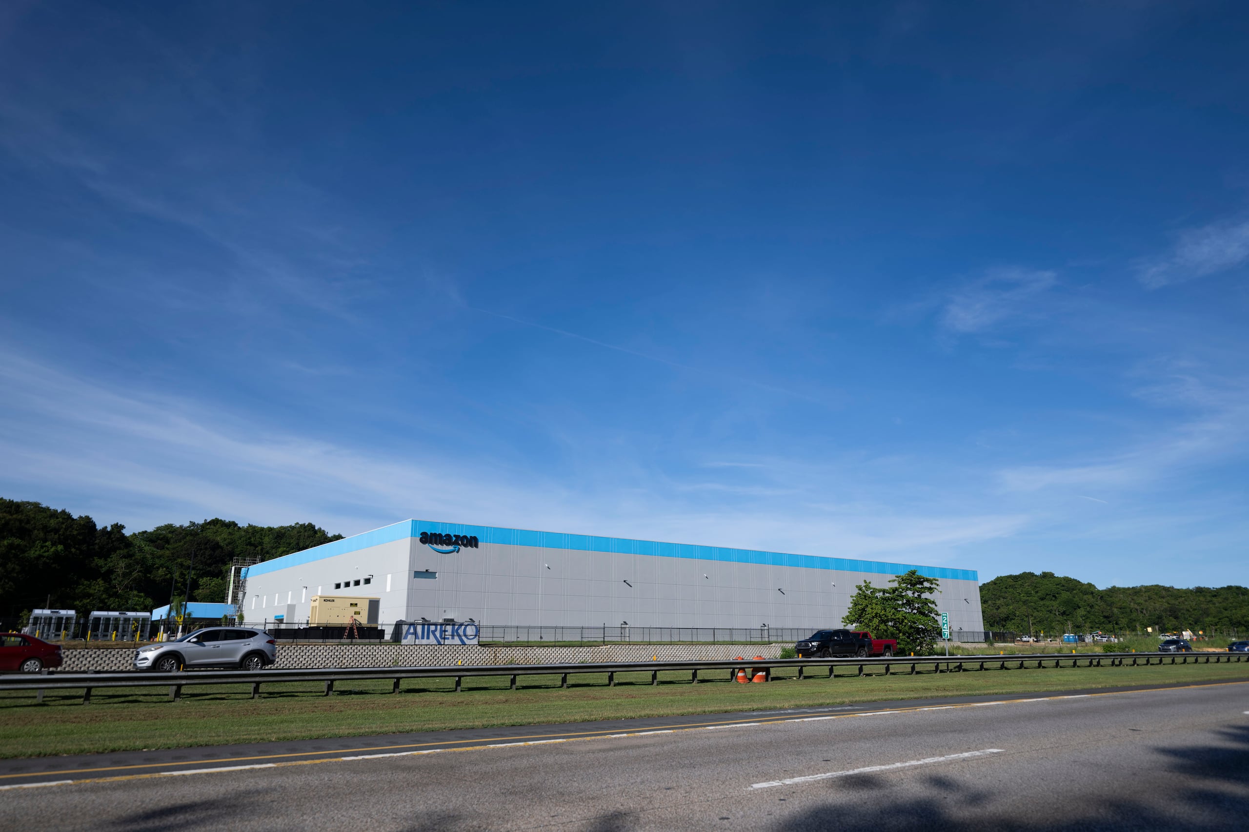Fachada de la sede del primer centro de distribución y logística de la compañía Amazon en Puerto Rico, localizado en Maguayo, Dorado. FOTO POR: Carlos Rivera Giusti/GFR Media