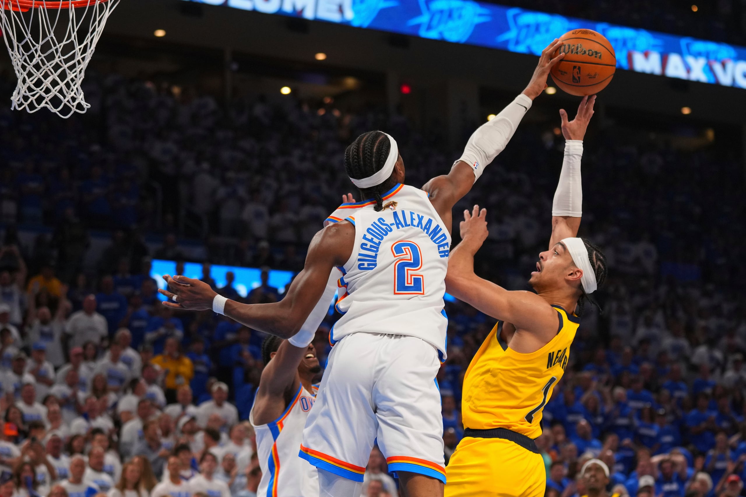 Shai Gilgeous-Alexander (2), del Thunder de Oklahoma City, bloquea un tiro de Andrew Nembhard, de los Pacers de Indiana, durante la segunda mitad del quinto juego de las Finales de la NBA, el lunes 16 de junio de 2025, en Oklahoma City. (AP Foto/Kyle Phillips)