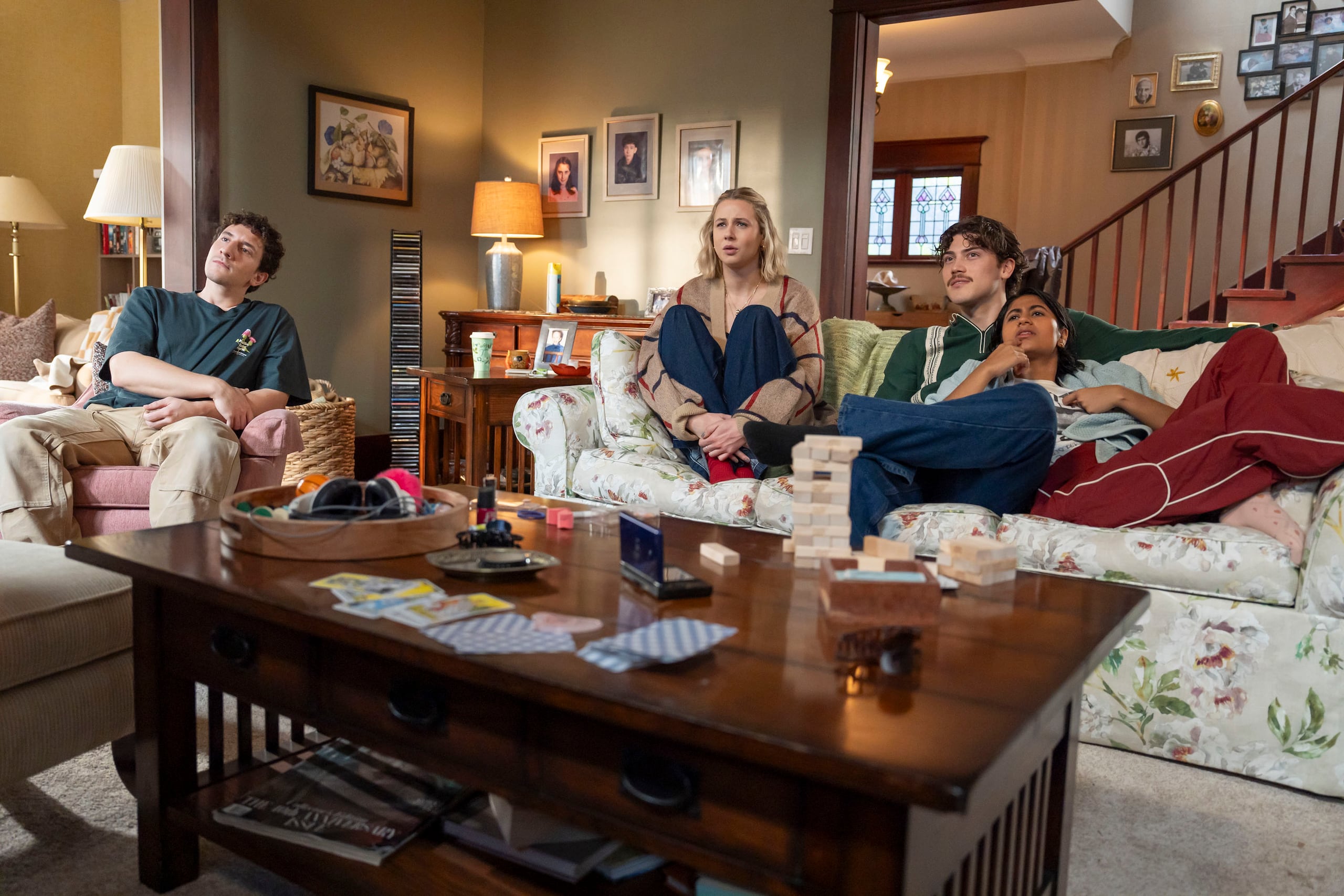 Fotograma de la serie 'Adultos' ('Adults', en inglés), que se estrena en Disney+ el 2 de julio. Ocho episodios componen esta comedia sobre un grupo de veinteañeros en Nueva York que intentan ser buenas personas. Los personajes centrales son Samir (Malik Elassal), Billie' (Lucy Freyer), Paul Baker (Jack Innanen), Issa (Amita Rao) y Anton (Owen Thiele), cinco amigos que viven juntos en la casa de la infancia de Samir. EFE/ Disney+ / ***SOLO USO EDITORIAL/SOLO DISPONIBLE PARA ILUSTRAR LA NOTICIA QUE ACOMPAÑA (CRÉDITO OBLIGATORIO)***