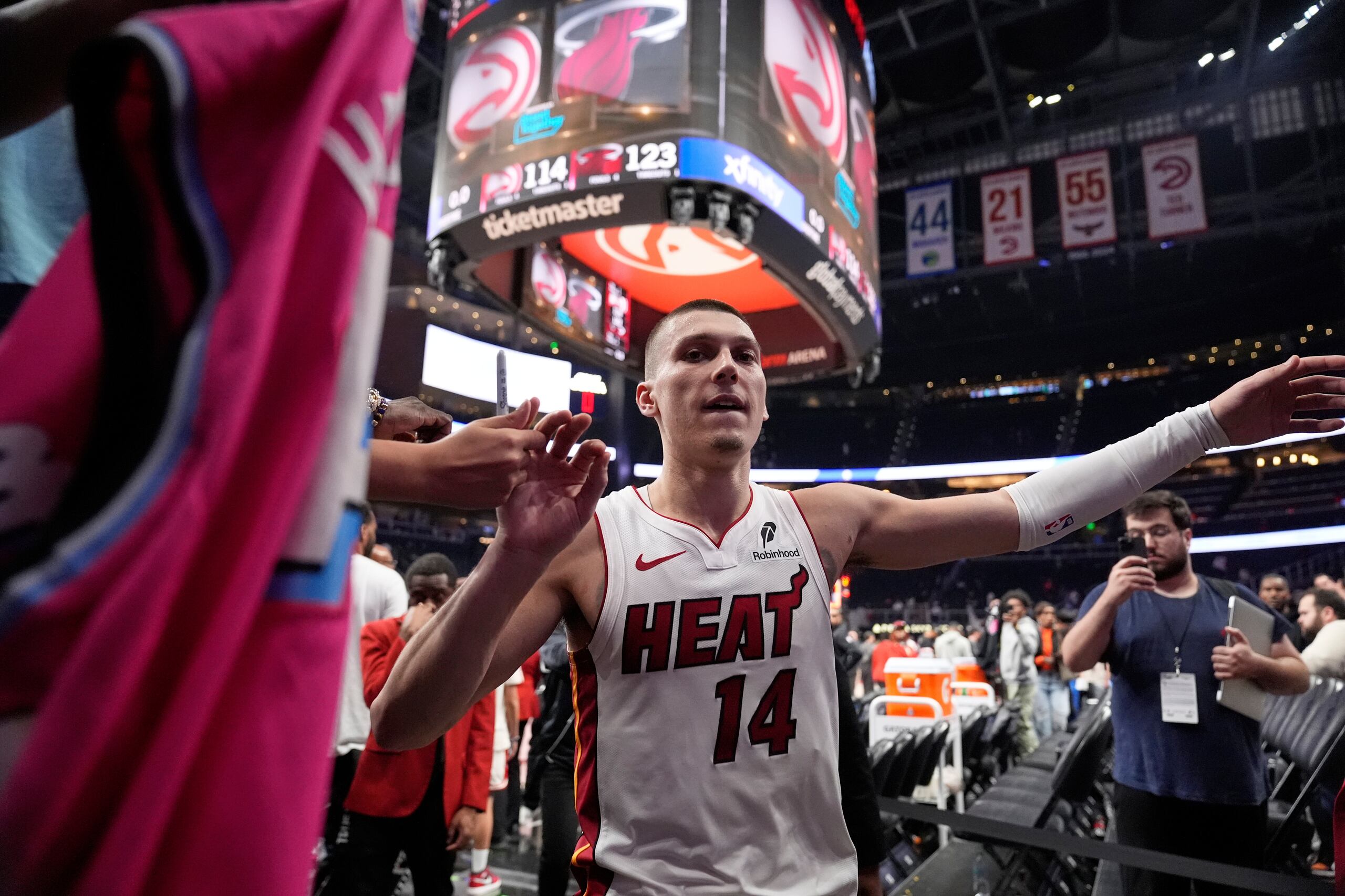 Tyler Herro, del Heat de Miami, sale del tabloncillo después de la victoria ante los Hawks de Atlanta.