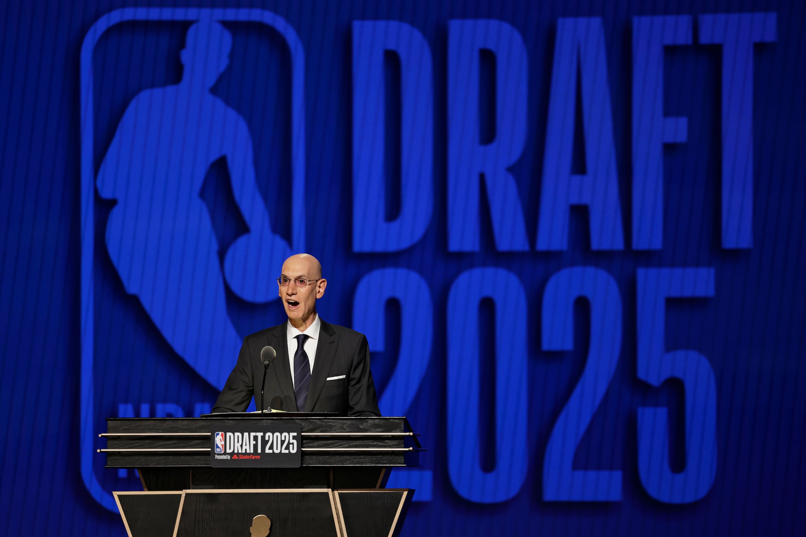 El comisionado de la NBA, Adam Silver, aparece aquí en la apertura del Draft de la NBA en la noche del miércoles.