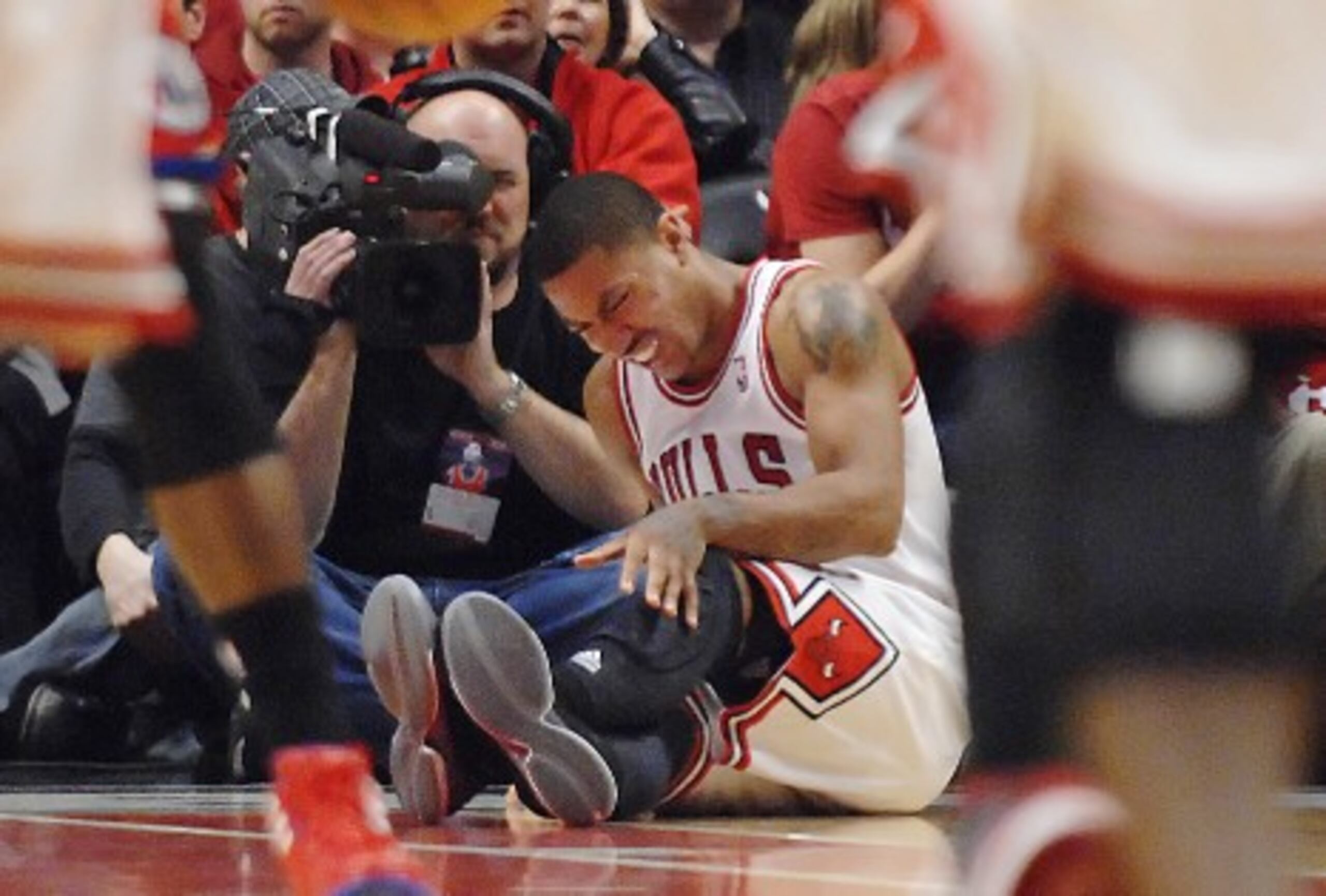 Derrick Rose se retuerce de dolor luego de lastimarse su rodilla izquierda el sábado. (AP / Daily Herald / John Starks)