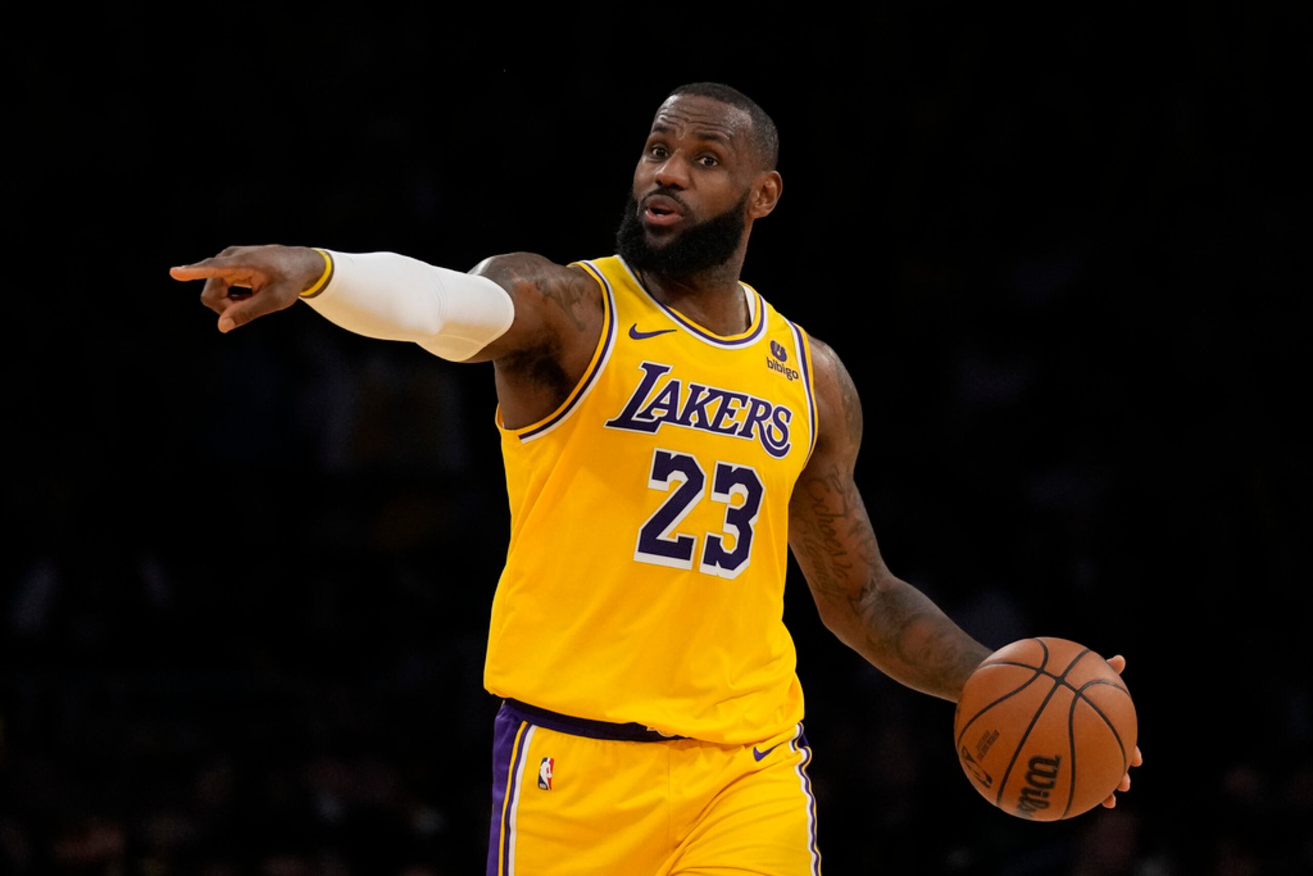 LeBron James da indicaciones durante el encuentro ante los Hornets de Charlotte.