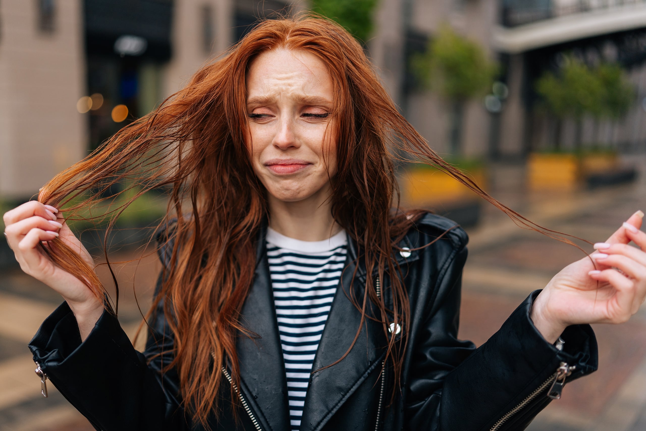 Que el cabello se encrespe los días de lluvia es indicativo de un problema de resequedad, por lo que es recomendable mantener una rutina de cuidado constante durante todo el año.