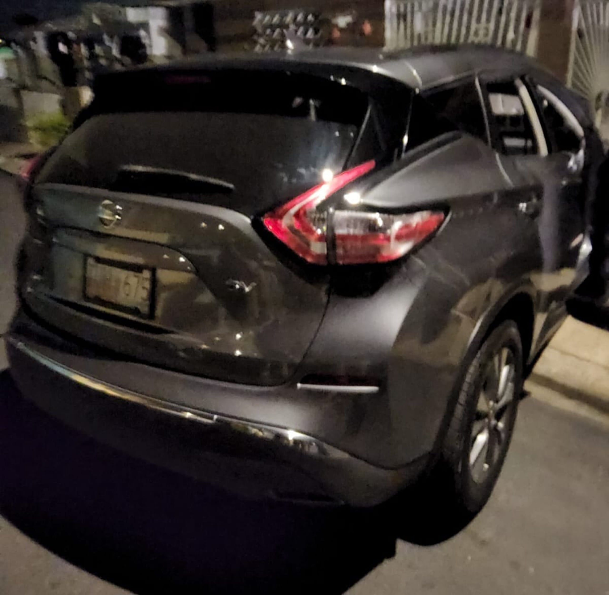 Un hombre fue arrestado tras ocuparle armas ilegales, cargadores, balas y marihuana durante la investigación de un accidente de tránsito con una guagua hurtada.