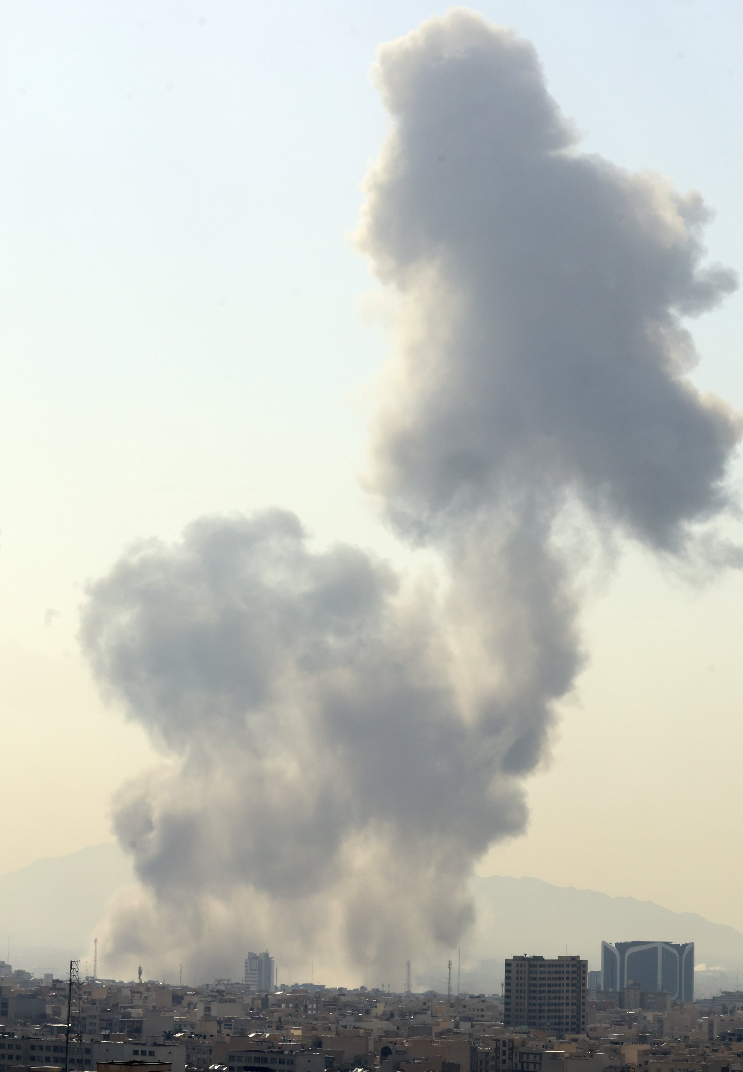 Según un breve comunicado de las Fuerzas de Defensa Israelíes (FDI), este nuevo ataque se dirige contra las reservas de misiles de Irán y sus sistemas de defensa aérea.