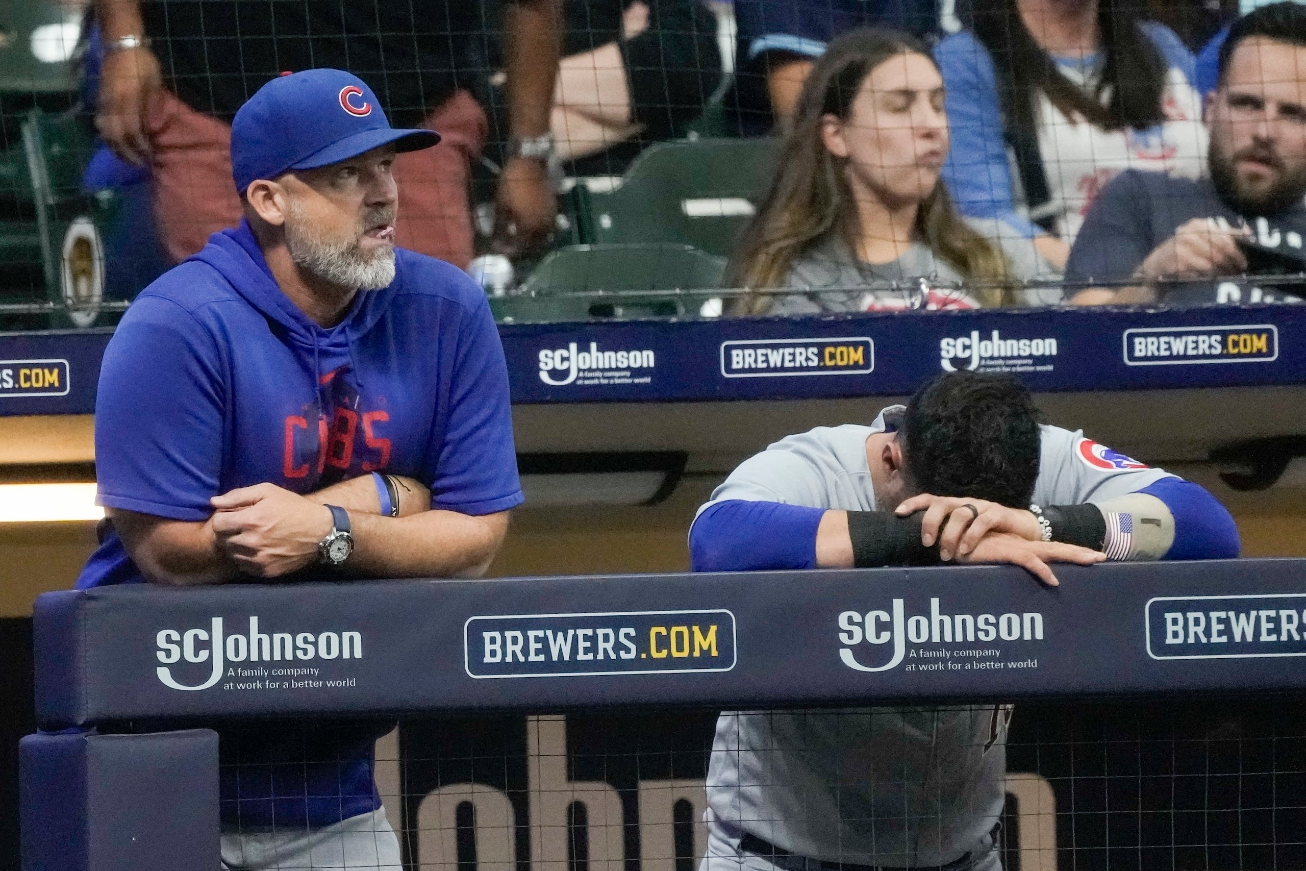 David Ross y el brasileño Yan Gomes, se lamentan por la eliminación de los Cachorros de Chicago, el sábado 30 de septiembre de 2023, pese a vencer a los Cerveceros de Milwaukee (AP Foto/Morry Gash)