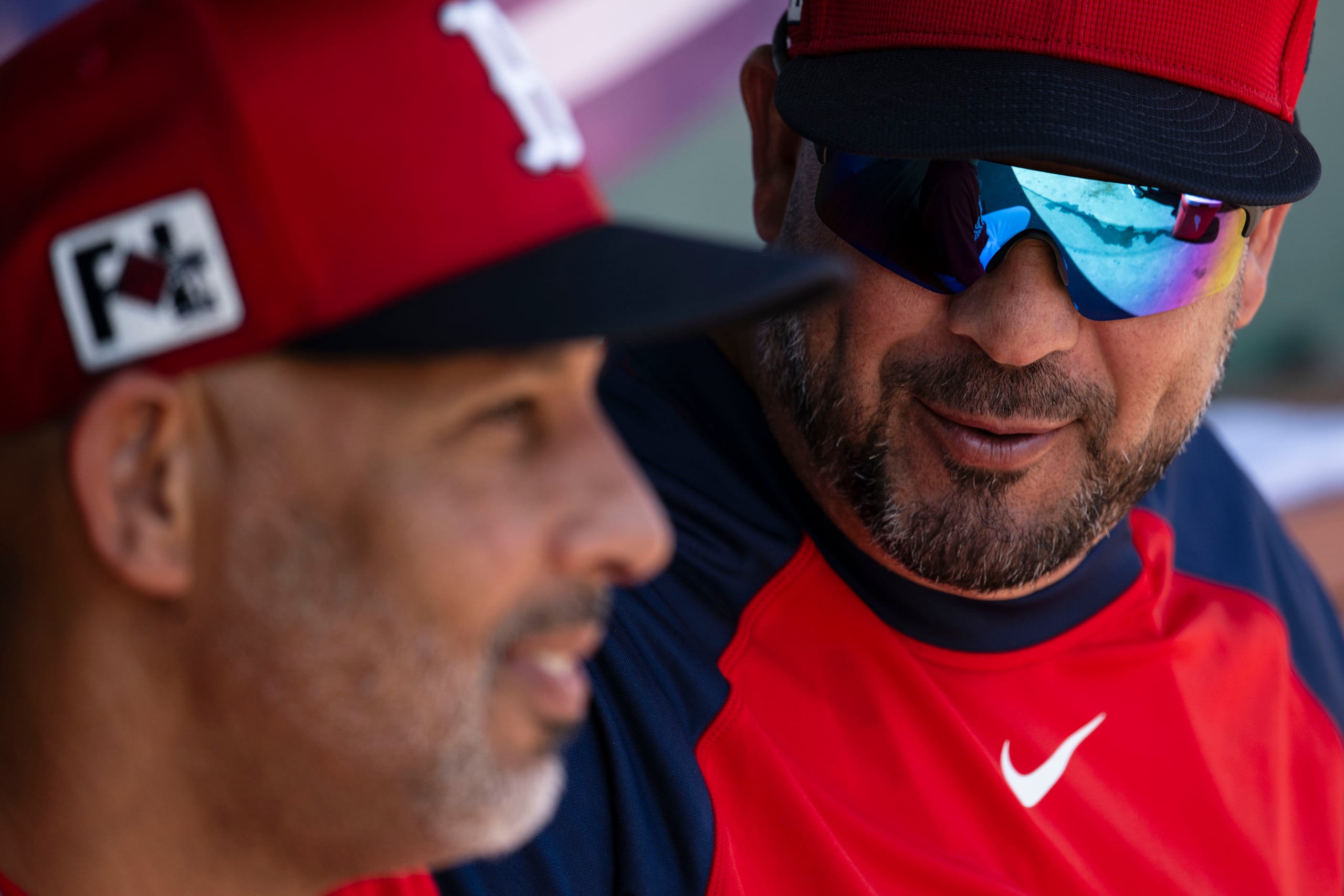 Los boricuas Alex Cora (izquierda) y Ramón Vázquez (derecha).
