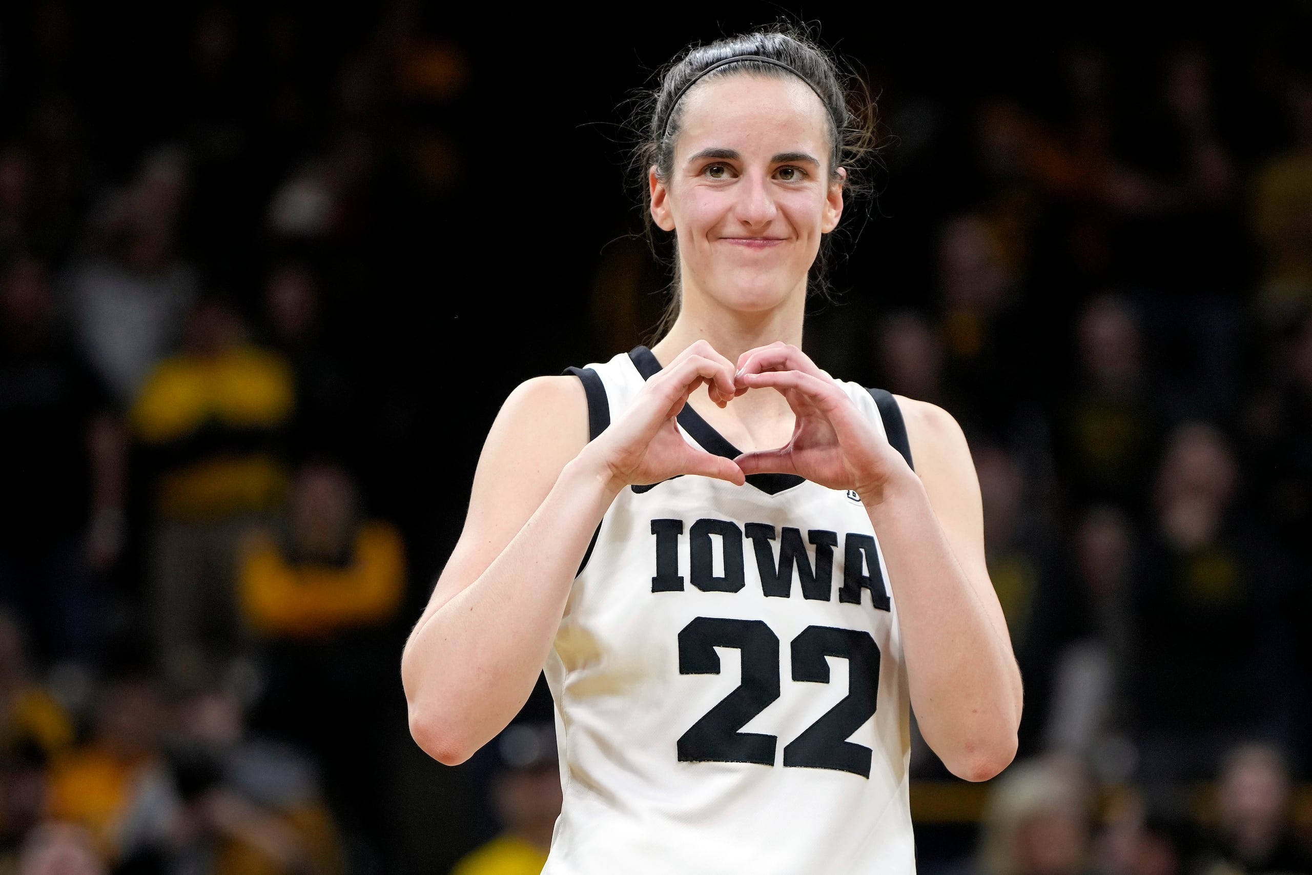 Caitlin Clark, base de Iowa, hace la forma de un corazón con las manos después de un partido ante Michigan, el jueves 15 de febrero de 2024.