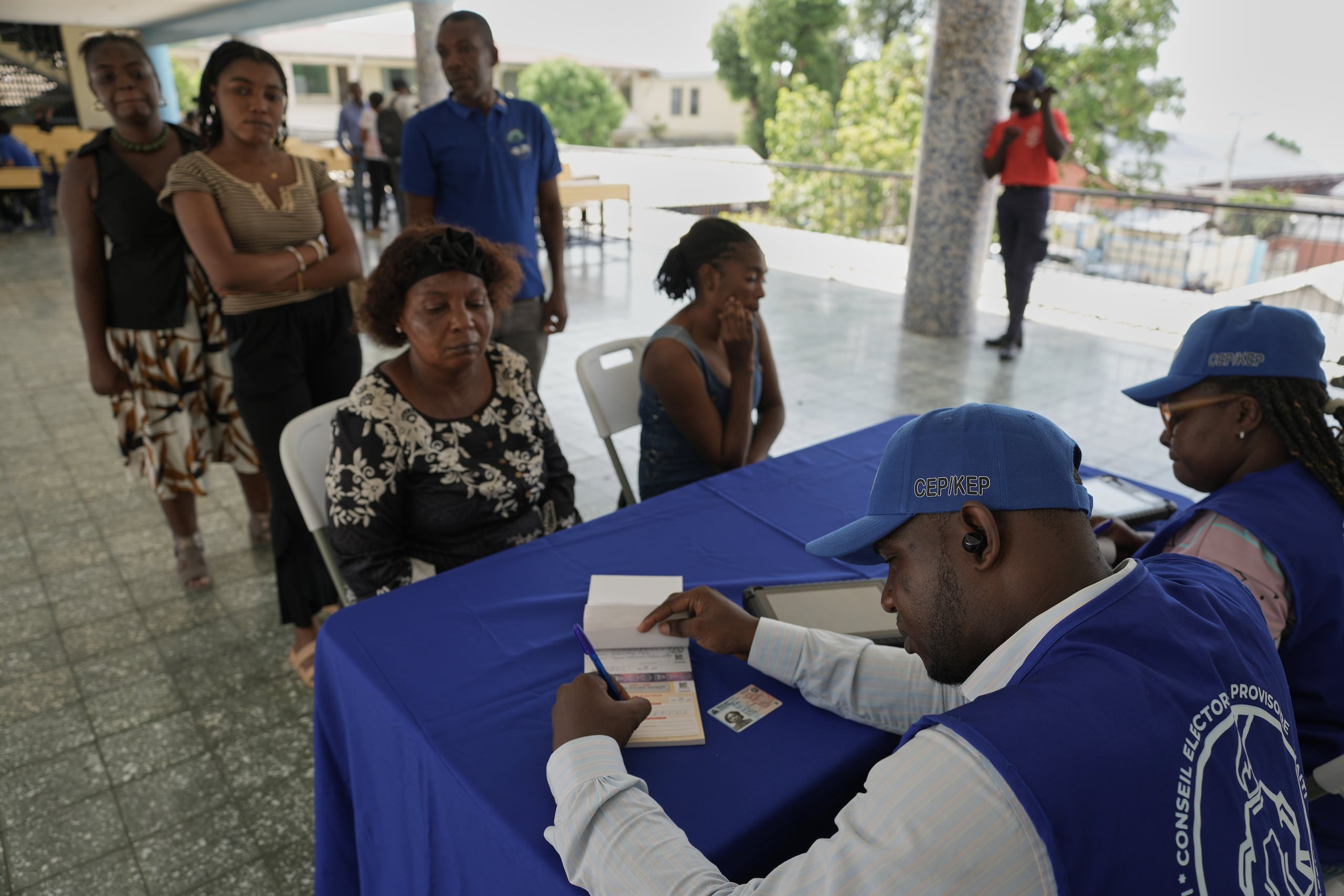 Haitianos se inscriben para votar en las próximas elecciones generales en Puerto Príncipe, Haití, el jueves 30 de julio de 2026. (AP Foto/Odelyn Joseph)