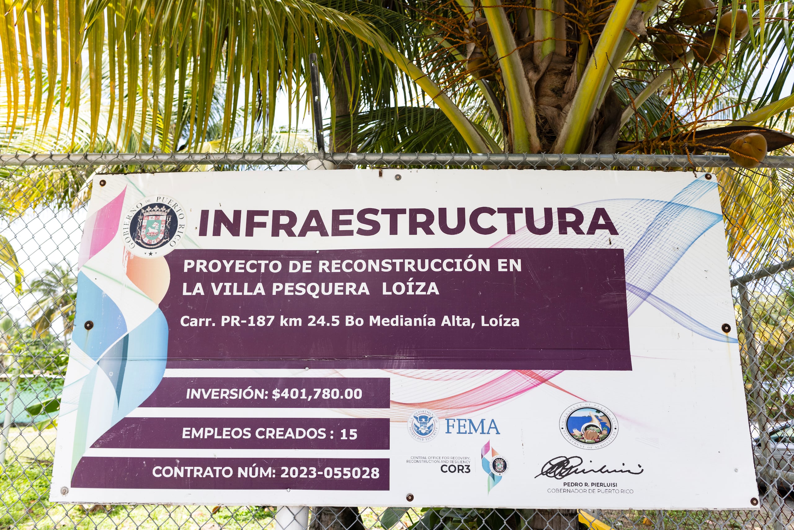 Un letrero en la entrada de la Villa Pesquera nunca las labores en el lugar que nunca se culminaron.