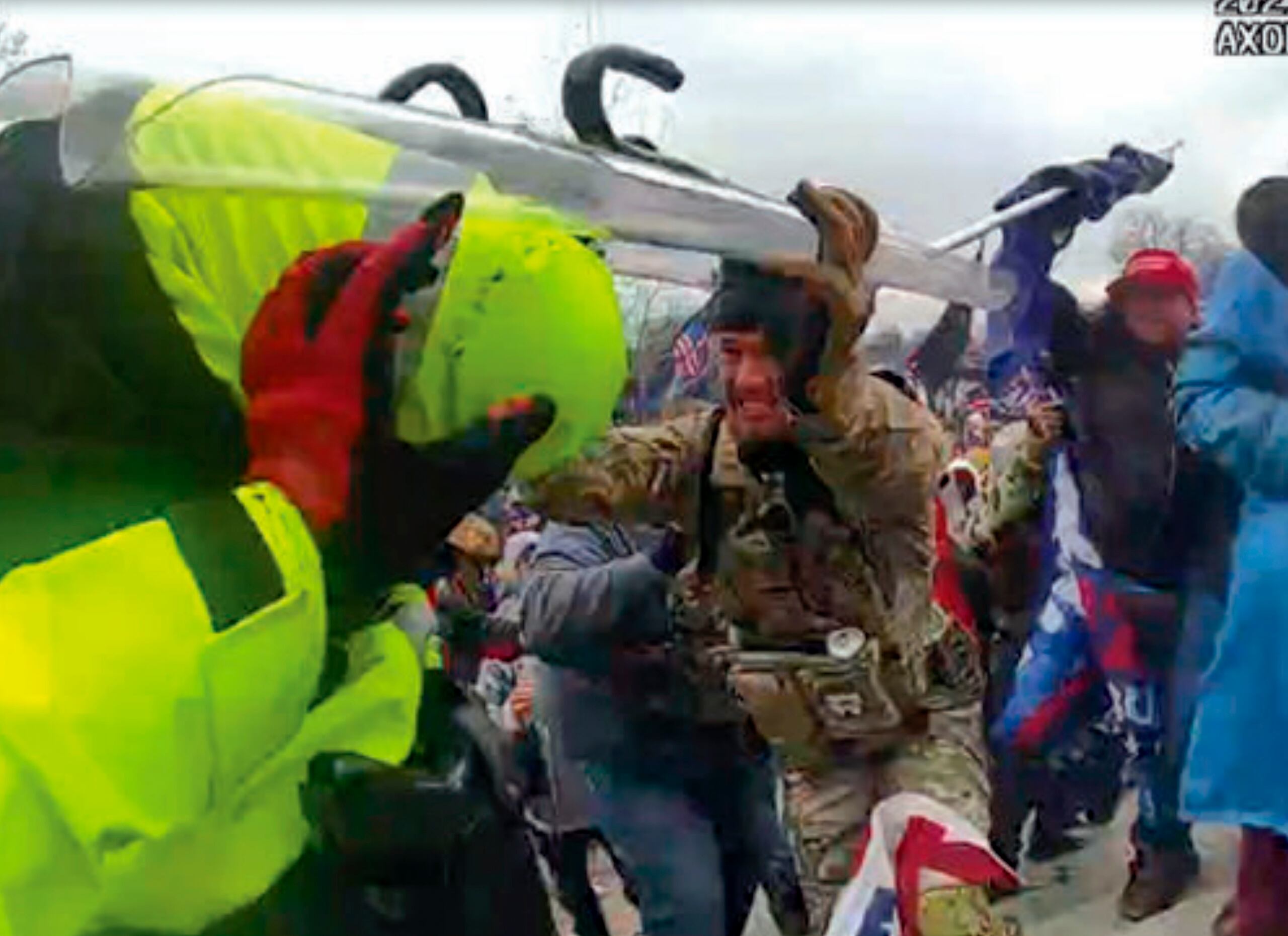 En la imagen se ve a uno de los arrestados, Jonathan D. Pollock. en posesión de un escudo policíaco durante los eventos del seis de enero del 2021 en el Capitolio de los Estados Unidos.