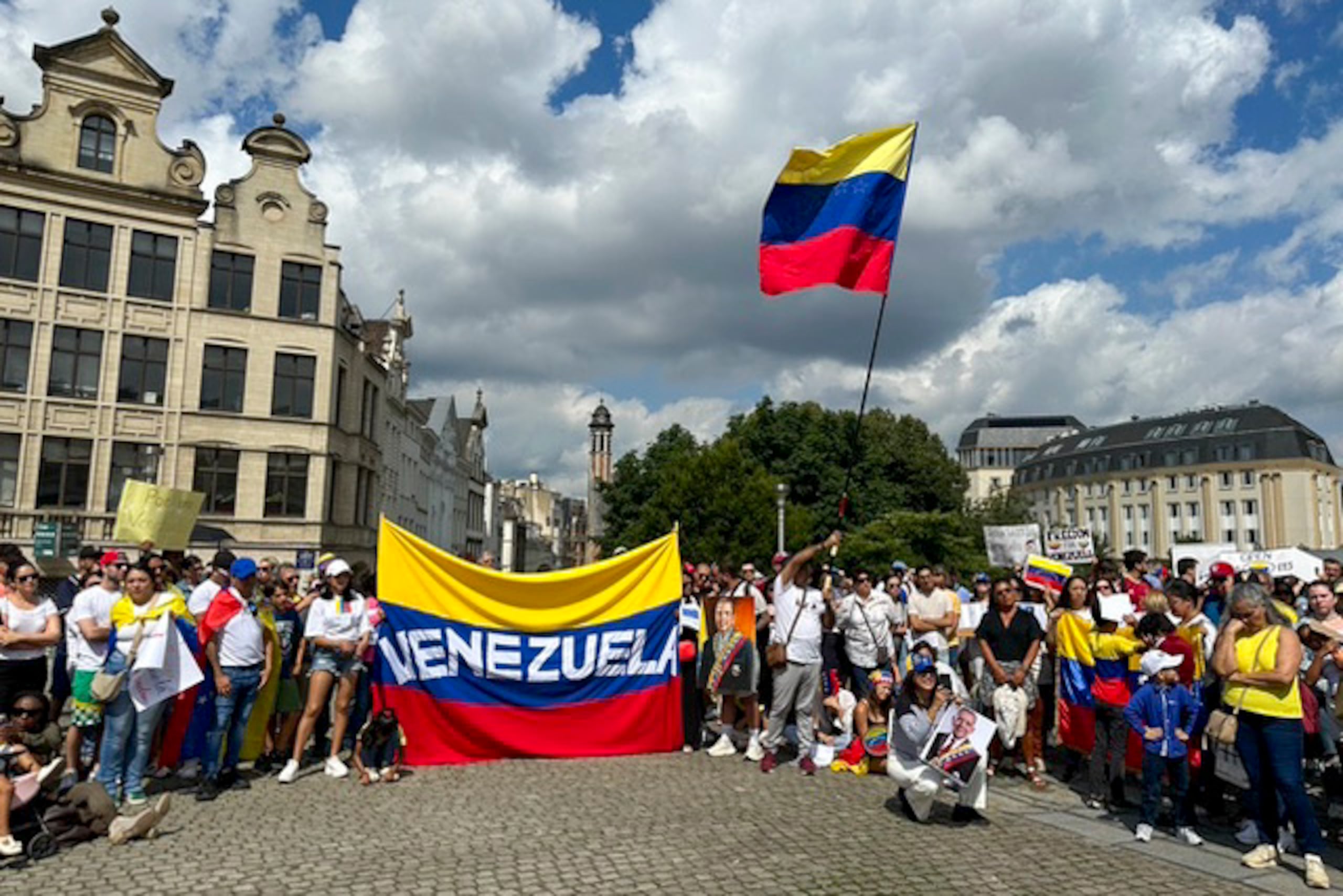 Este sábado miles de opositores salen a las calles de Venezuela y otras ciudades alrededor del mundo, como es el caso de Bruselas, para exigir que se conozca "la verdad" de las elecciones presidenciales del pasado 28 de julio. EFE/Rosa Jiménez