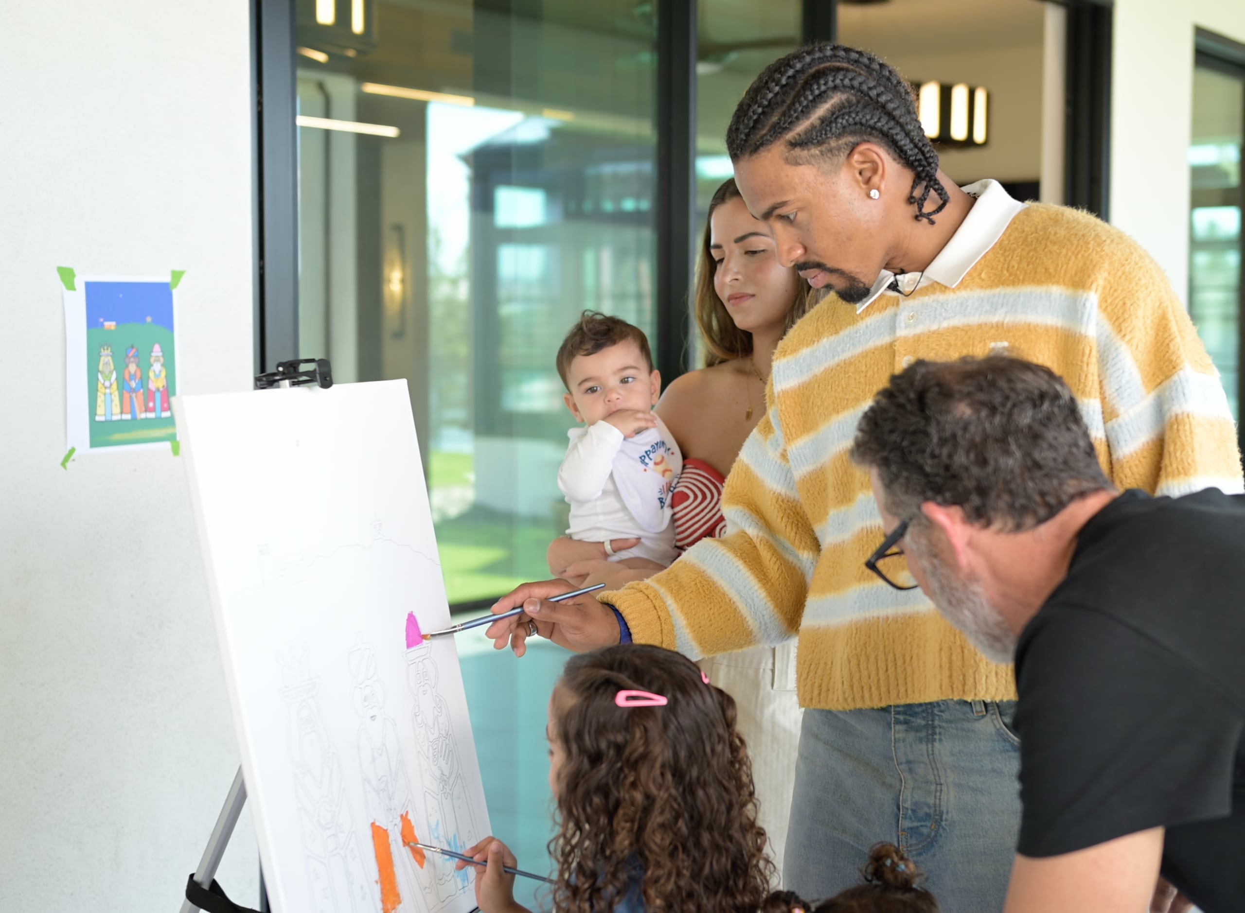 Francisco Lindor pintando la pieza “Sonrisas para Puerto Rico” por la discapacidad intelectual.