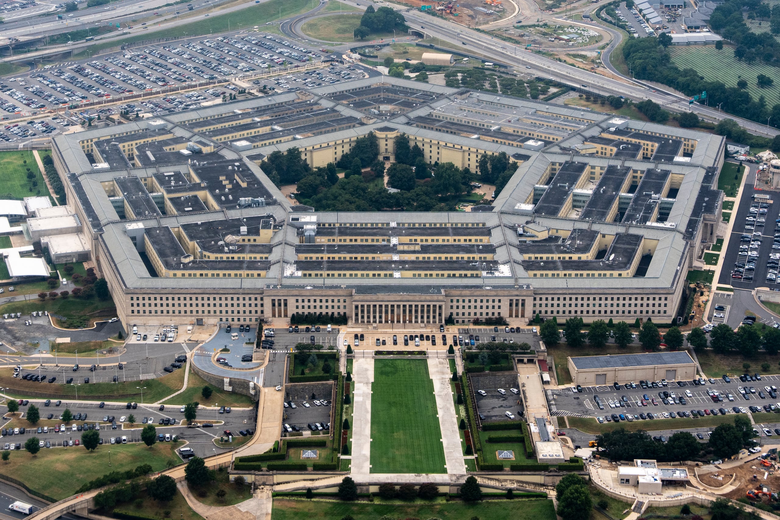 Muchas de las instituciones están en la lista negra del gobierno de Estados Unidos por trabajar con el ejército chino. En la foto, vista aérea del Pentágono, el cuartel general del Departamento de Defensa de Estados Unidos, el 20 de agosto de 2025, en Arlington, Virginia. (AP Foto/Alex Brandon/Archivo)