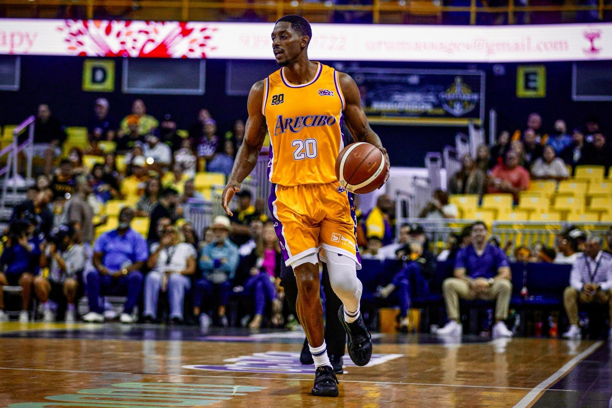 Brandon Knight maneja el balón en su primer juego con los Capitanes de Arecibo.