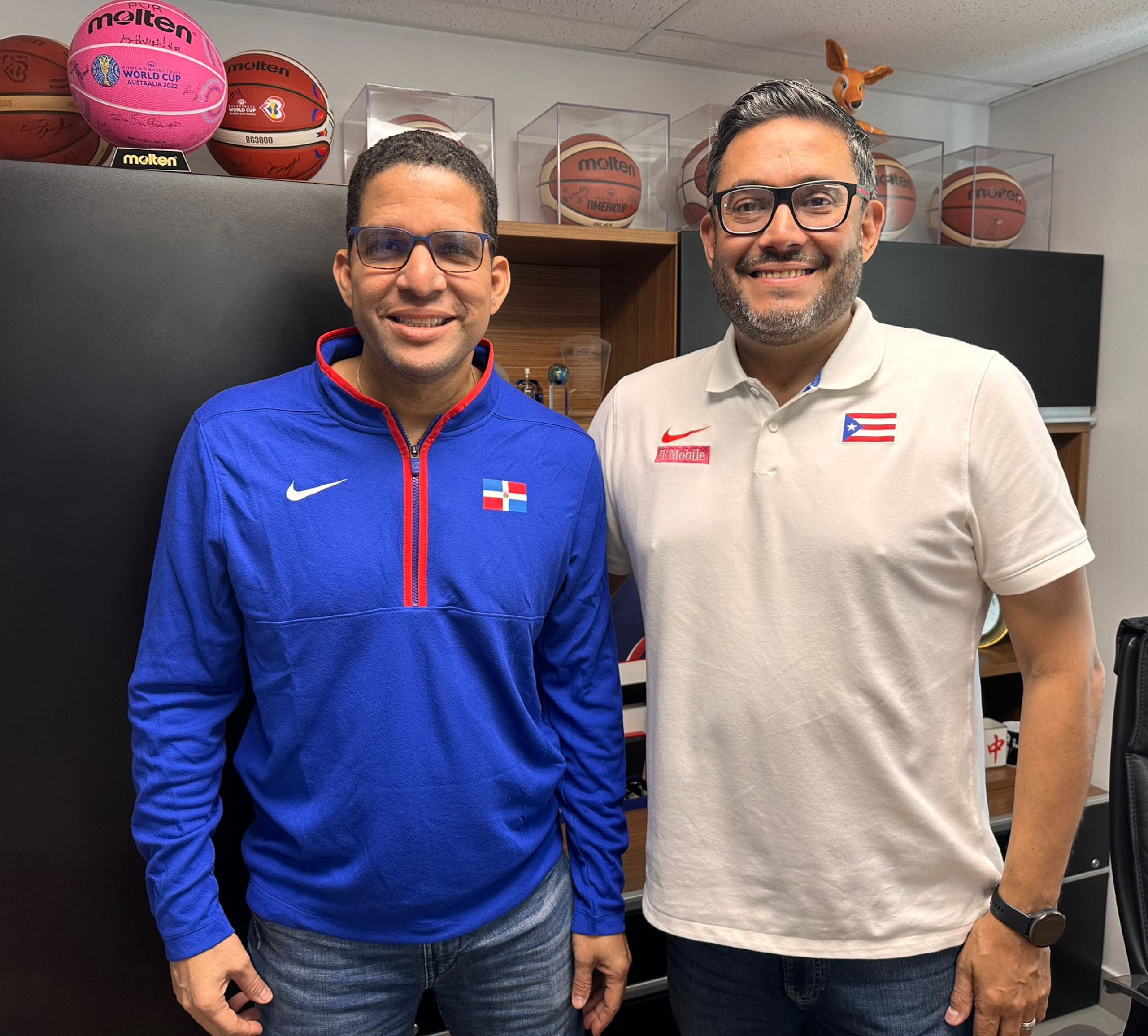 Rafael Uribe, presidente de la Federación de Baloncesto de República Dominicana, junto con Yum Ramos, presidente federativo local, en las oficinas del organismo boricua en San Juan.