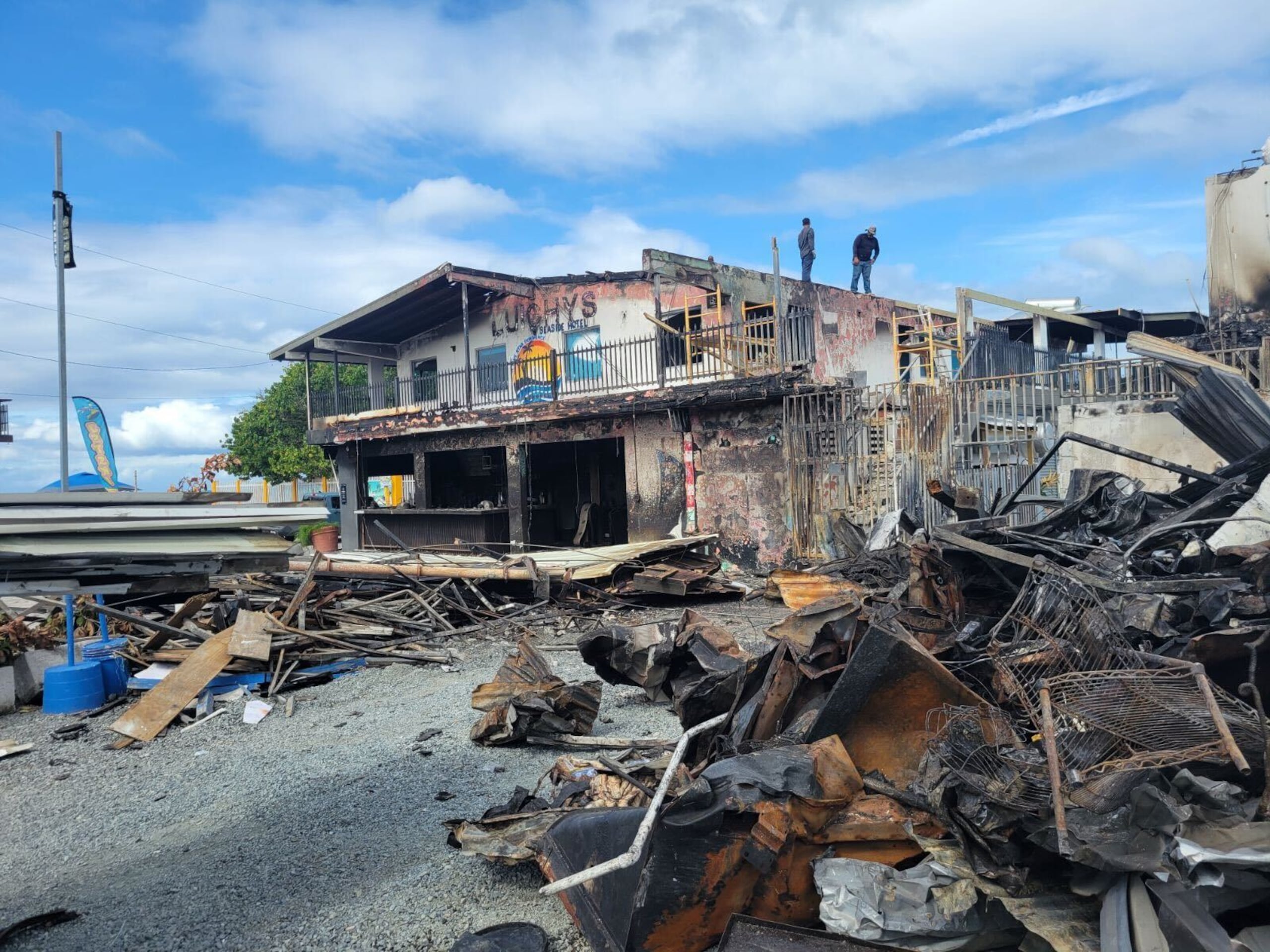 Un fuego presuntamente causado pr una turista consumió gran parte de Luichy's Seaside Hotel en Cabo Rojo.