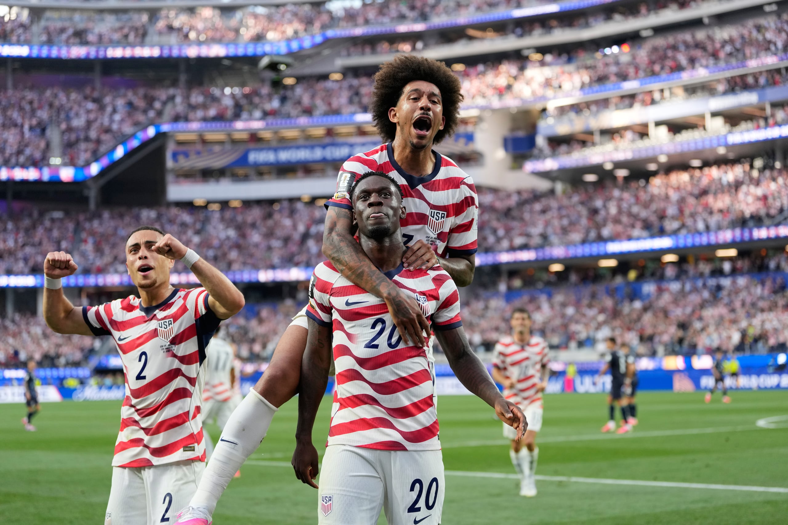 Folarin Balogun, de Estados Unidos, festeja tras anotar el tercer gol de su selección ante Paraguay.